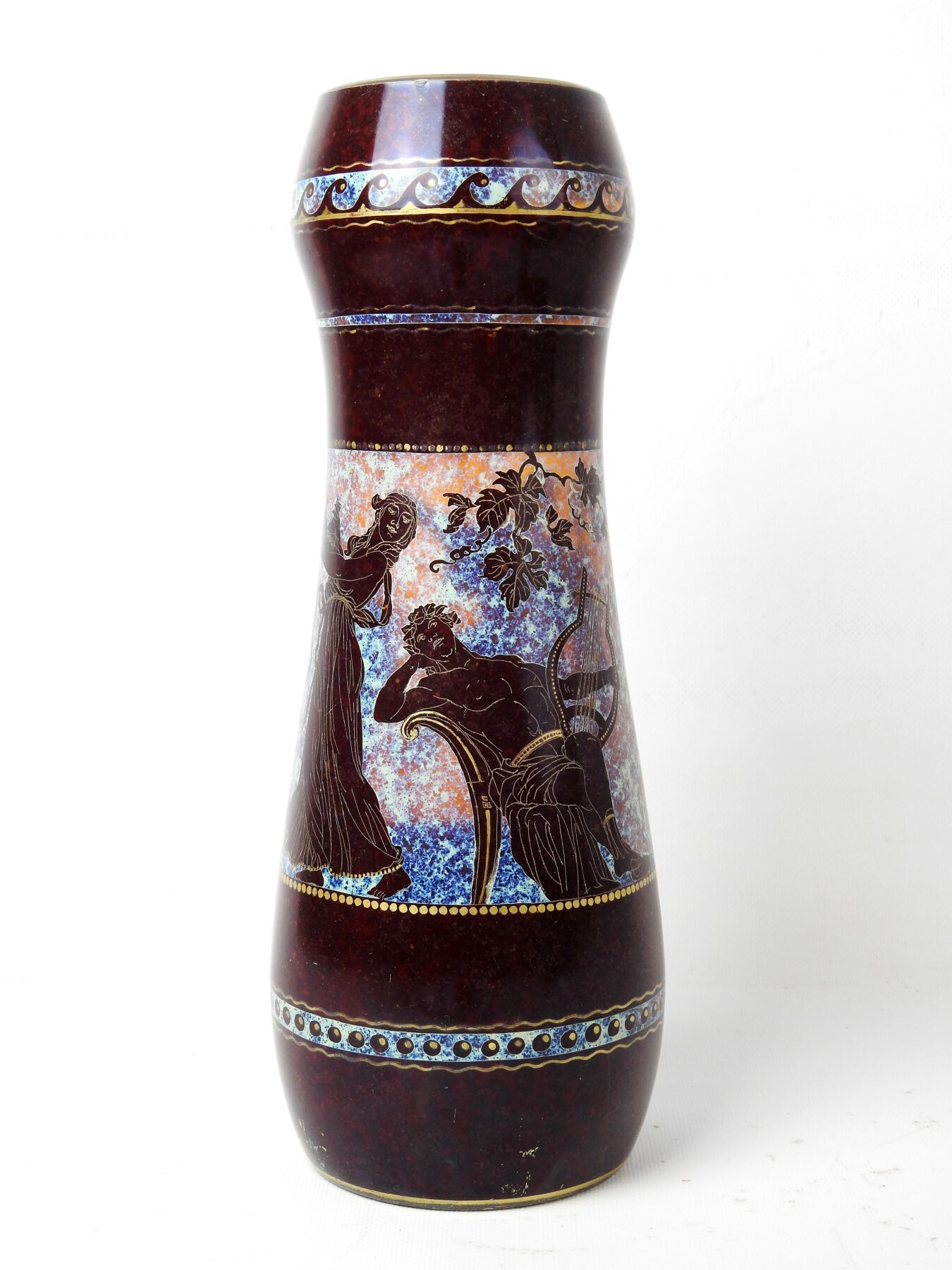 Null 紫色玻璃花瓶，颈部有折边，刻有代表希腊文字的门楣和黄金装饰。高：33.5厘米（小划痕）