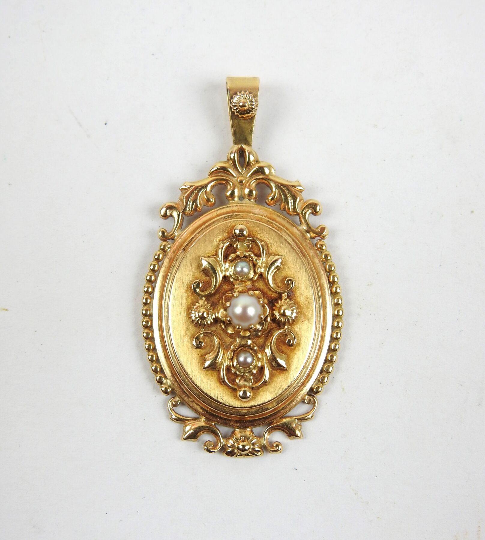 Null COLGANTE de oro amarillo de 750 milésimas decorado con una perla. Peso tota&hellip;