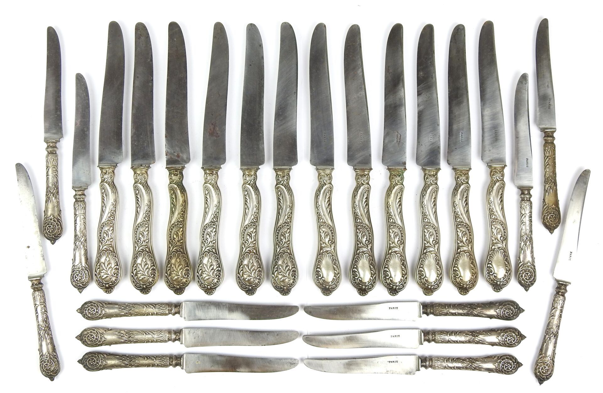 Null 一套两把大的罗盖尔式刀具，锻造银色手柄和钢制刀片。因使用而磨损。附有12把带软木银柄的小刀，型号大致相同。
