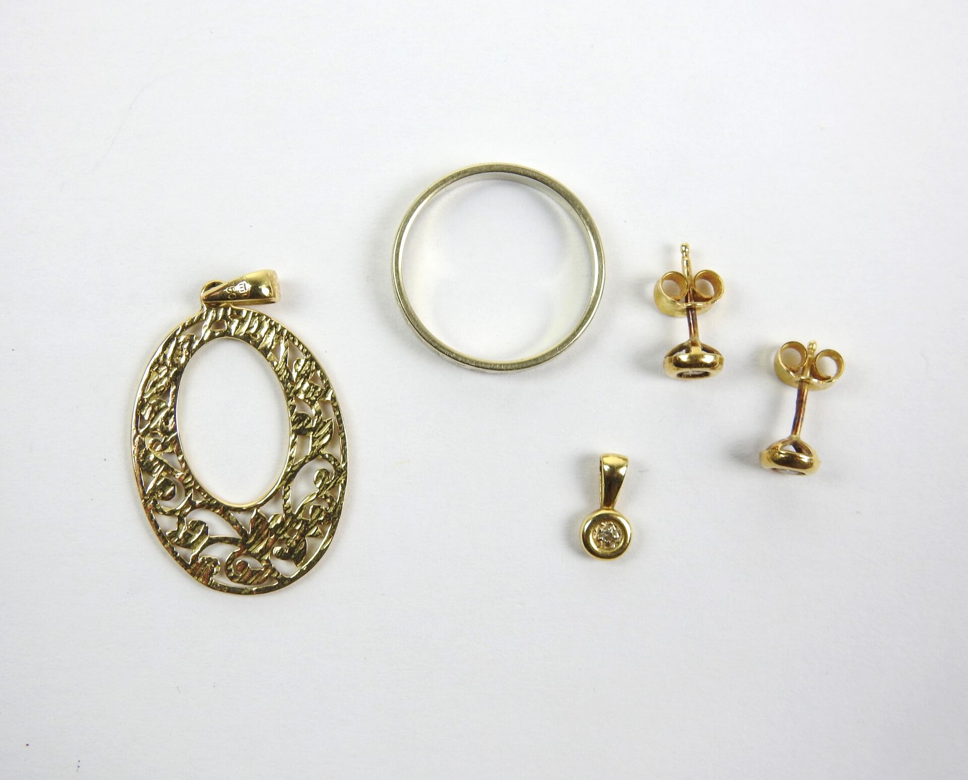 Null LOT的黄金750千分之一，包括吊坠，结婚戒指，一对耳环和装饰有钻石的吊坠。总重量 : 6,72g