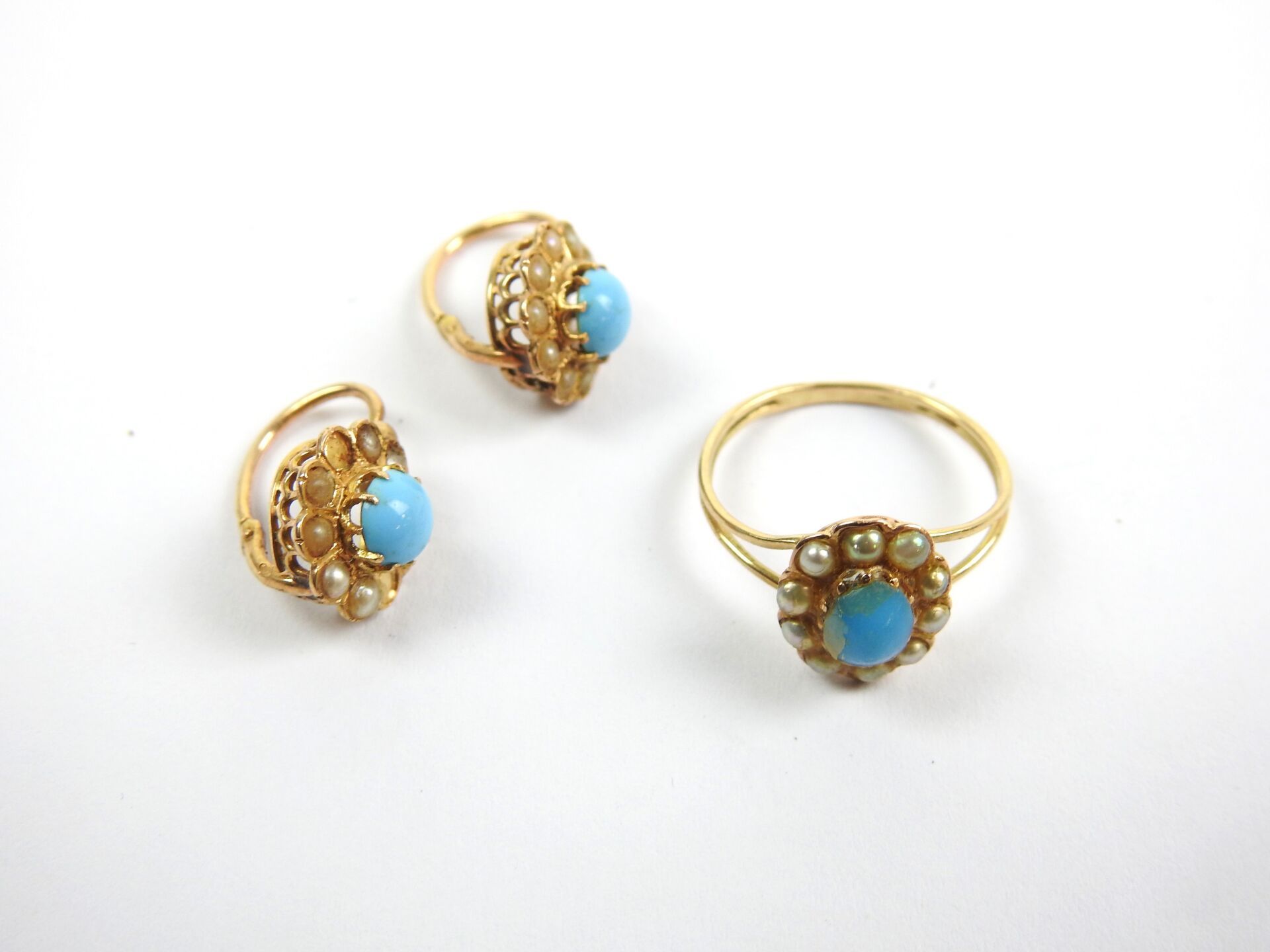 Null 由一枚戒指和一对耳环组成的黄金套装，装饰有绿松石和珍珠。毛重：4,66克。丢失了两颗珍珠。
