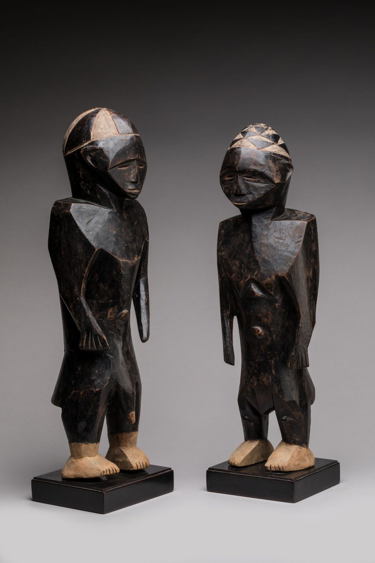 Null MOSWEA-NGOMBE，Oubangui邪教区，刚果民主共和国/中非共和国。

木头，有些地方有深浅不一的铜锈，颜料。

祖先的召唤，这两座雕像代&hellip;