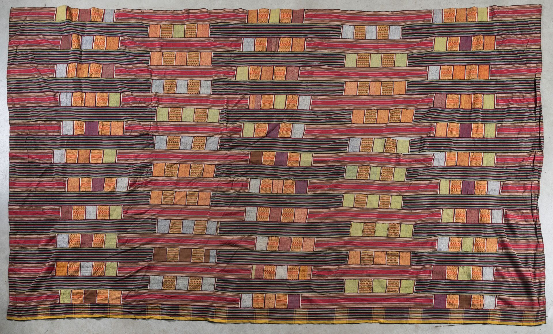 Null ASHANTI, Ghana.

Large embroidered fabric "Kente" with a beautiful range of&hellip;