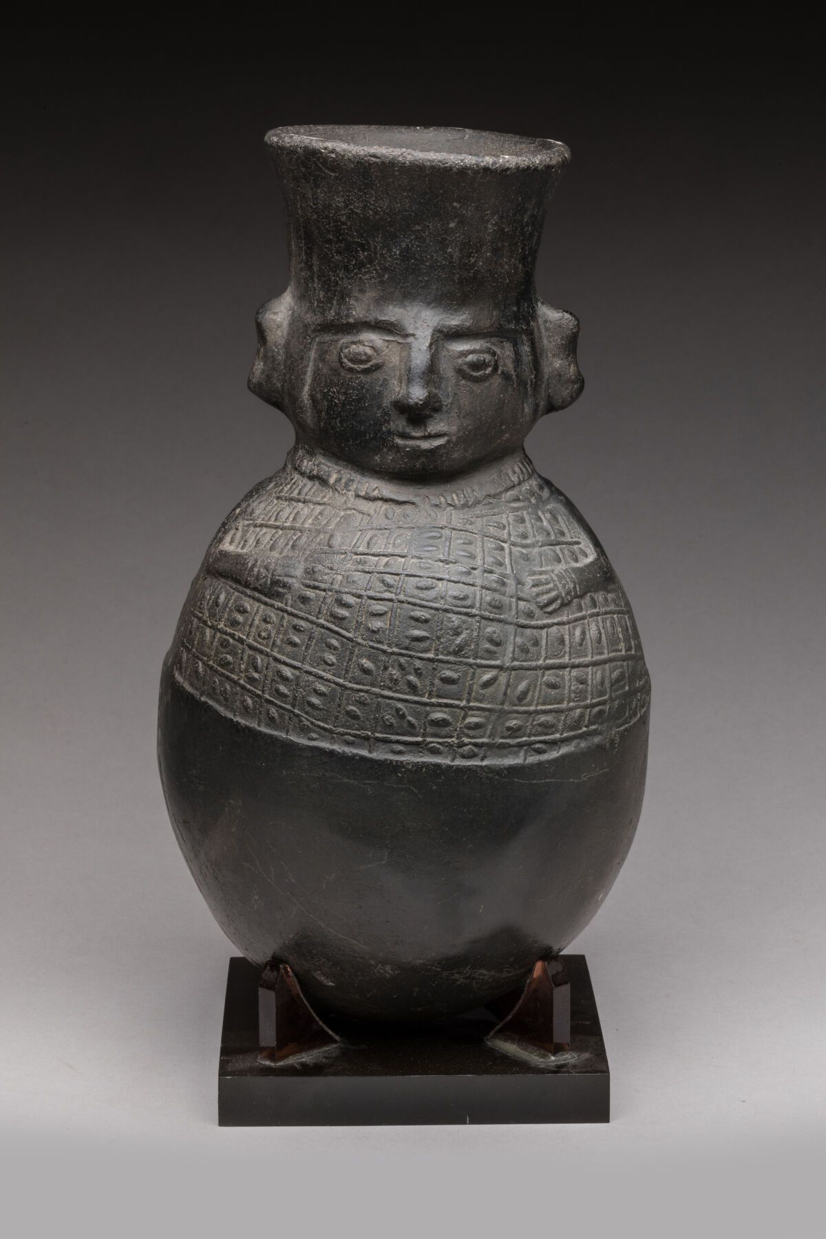 Null CHIMU，秘鲁。

陶器花瓶，瓶身为球状，颈部为人头形状。

推测日期为公元1100-1400年。

高度：27厘米。