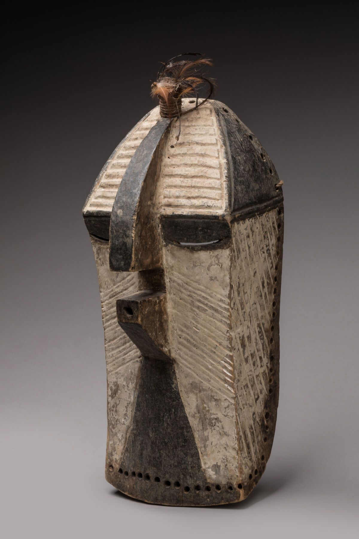 Null Kifwebe Kikashi "面具，LUBA，马诺诺/基安比地区，刚果民主共和国。

木头，颜料，填充物，羽毛。

高度：41厘米。宽度：19厘米&hellip;