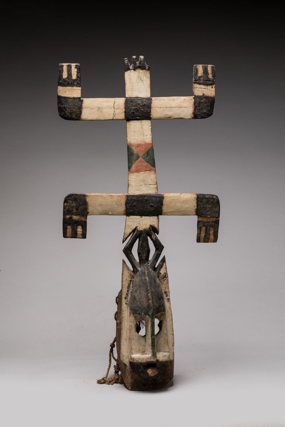 Null DOGON，马里。

木材，天然多色颜料。

阿瓦社会成员使用的 "Kanaga "舞蹈面具，特别是在达玛崇拜死者的仪式上。它体现了创世神阿玛，代表了&hellip;