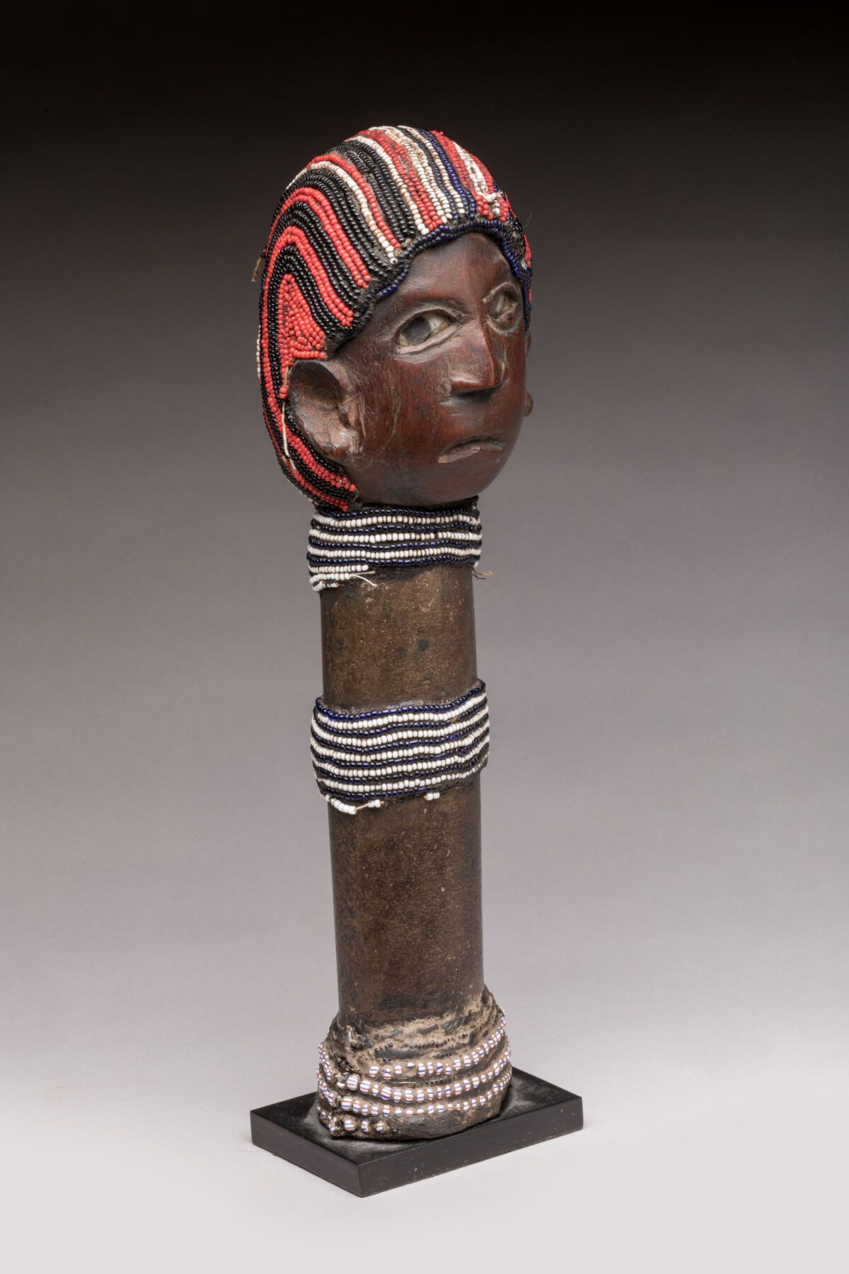 Null Imborivungu "仪式长笛，TIV，尼日利亚。

木头、石头、珠子、玻璃片、头发的痕迹、使用的铜锈。

通常是由木头或骨头制成，这个罕见的古老&hellip;
