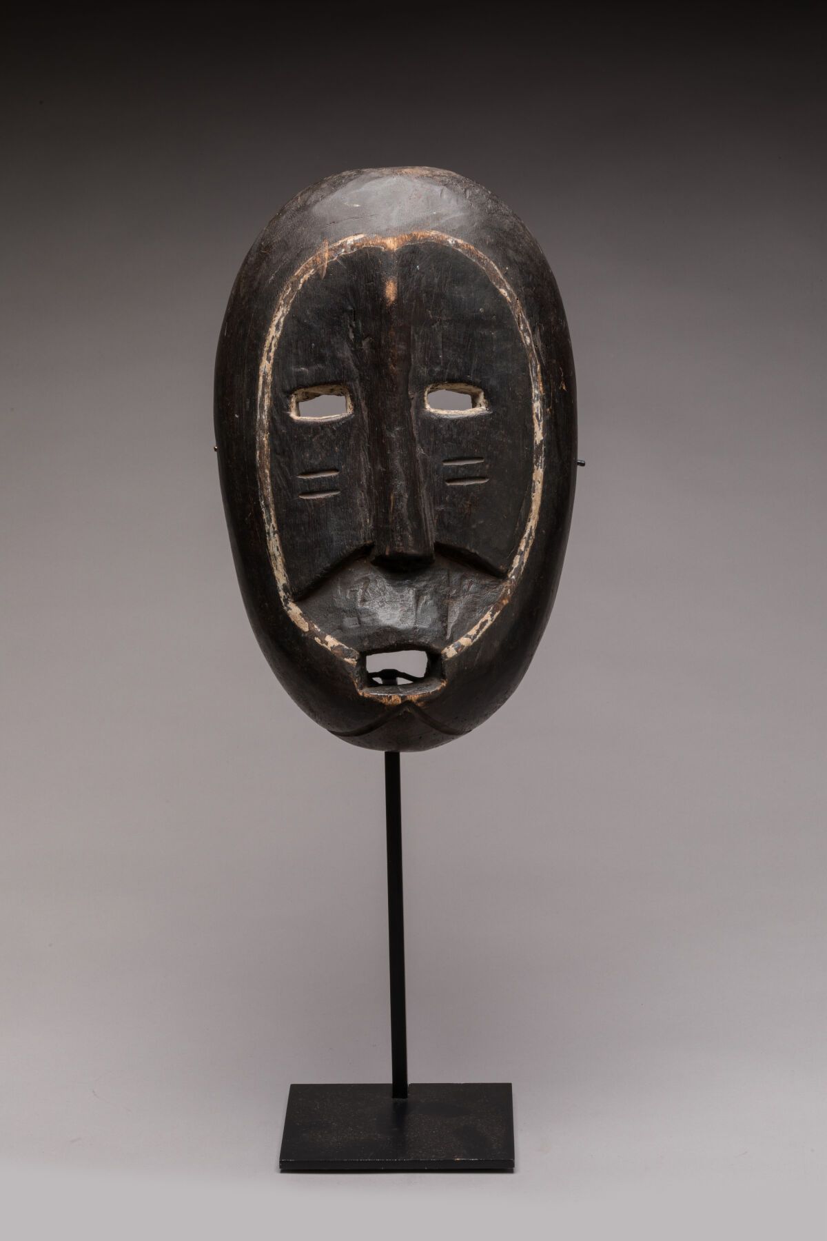 Null NGBAKA拟人面具，刚果民主共和国/中部非洲。

木头，黑色铜锈与白色颜料。

20世纪中期。

尺寸：32x19.5厘米。

文学参考："Uban&hellip;