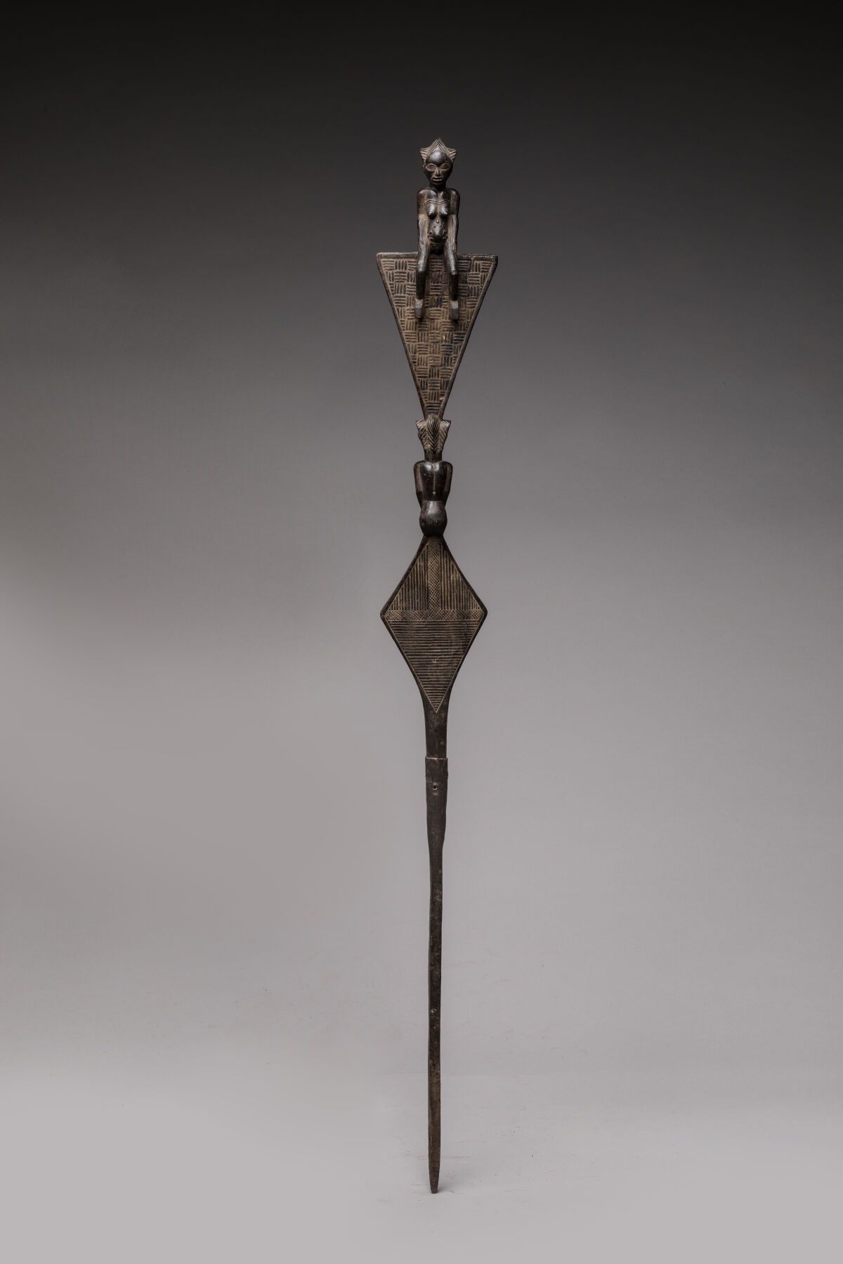 Null LUBA ORIENTAUX, 刚果民主共和国。

雕刻和镌刻的木头，深棕色的铜锈，铁。

甘蔗权杖 "Kibango "被认为是酋长和大人物的权力、&hellip;