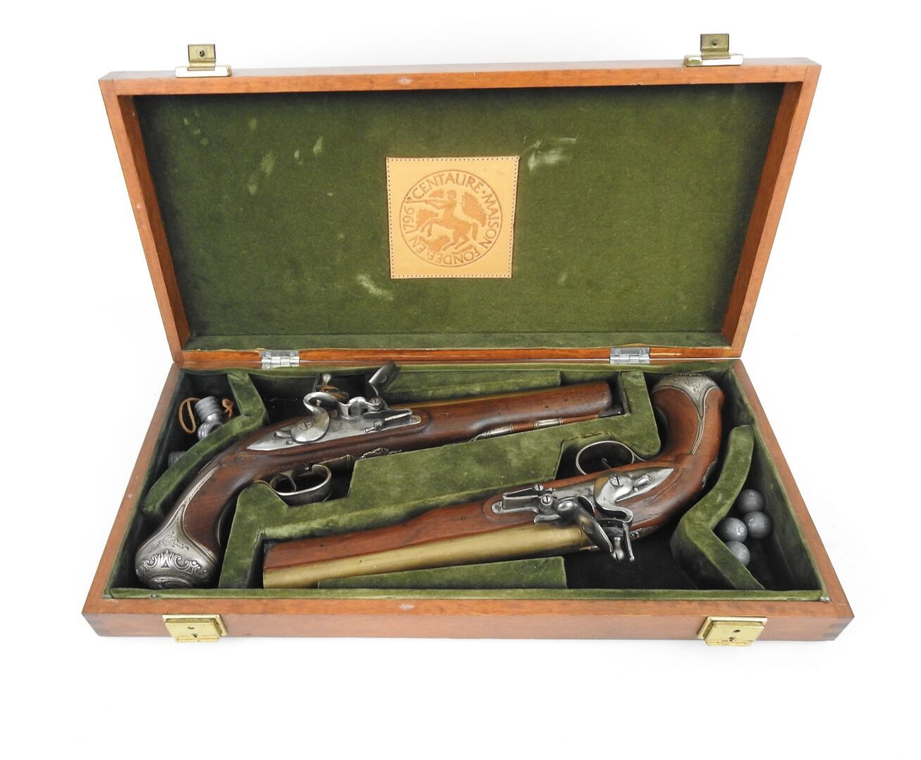 Null 杂项。一对HAWKINS燧发枪，胡桃木支架，纯银配件（共350克），圆形青铜枪管上略微有一些刻有卷轴和 "LONDON"，印有 "ELG"（Liège&hellip;