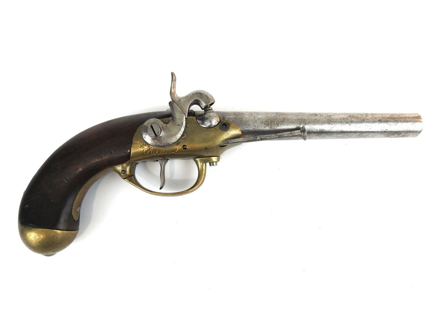 Null 法国。1777年的骑兵手枪，用打击乐器改造的，核桃木框架，枪帽和枪身都是熔化的黄铜，上面有圣艾蒂安的签名，枪冠下有L的打孔，圆形枪管，日期为1780年&hellip;