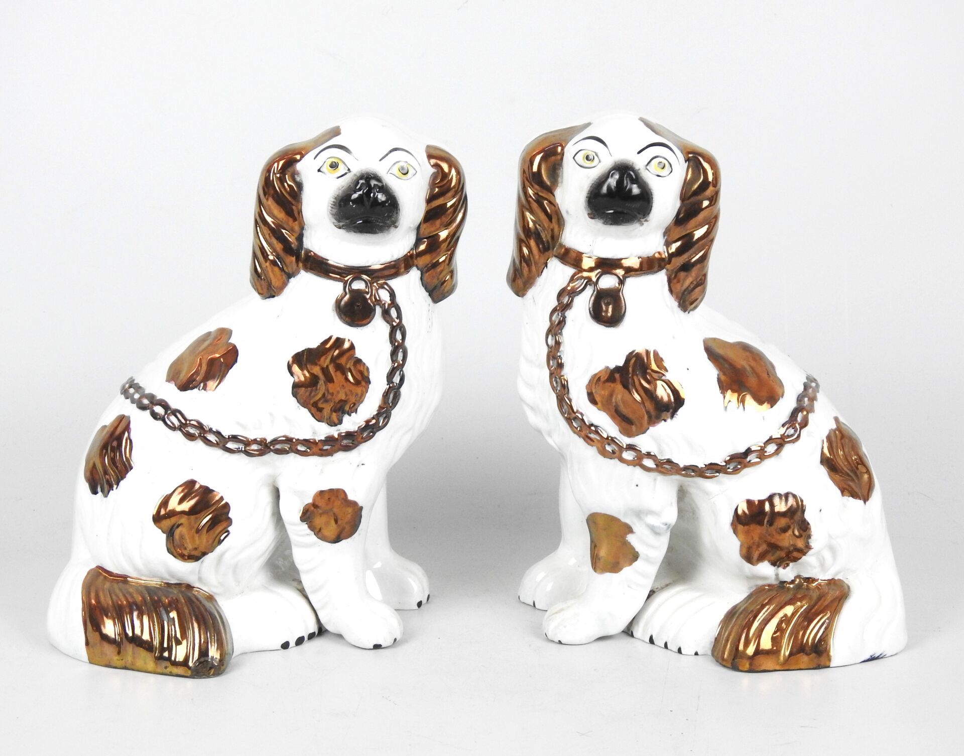 Null STAFFORDSHIRE : Paire de chiens Cavalier King Charles assis en céramique bl&hellip;