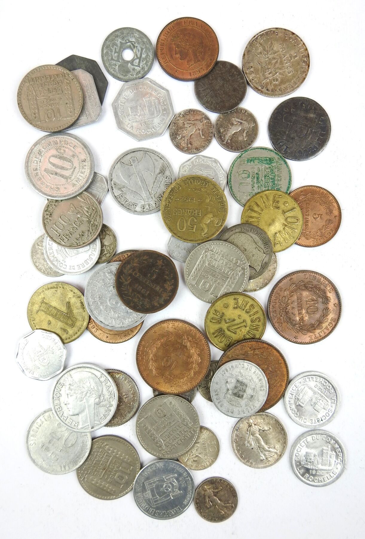 Null 法国
一批各种硬币和代币，包括一些银币。
磨损的 
出处：法国银行的一位行长的前收藏。索洛涅的城堡。