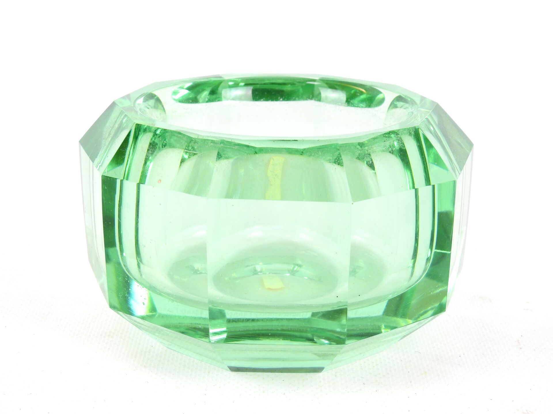 Null DAUM NANCY France : Important vide poche en verre teinté vert modèle à pans&hellip;