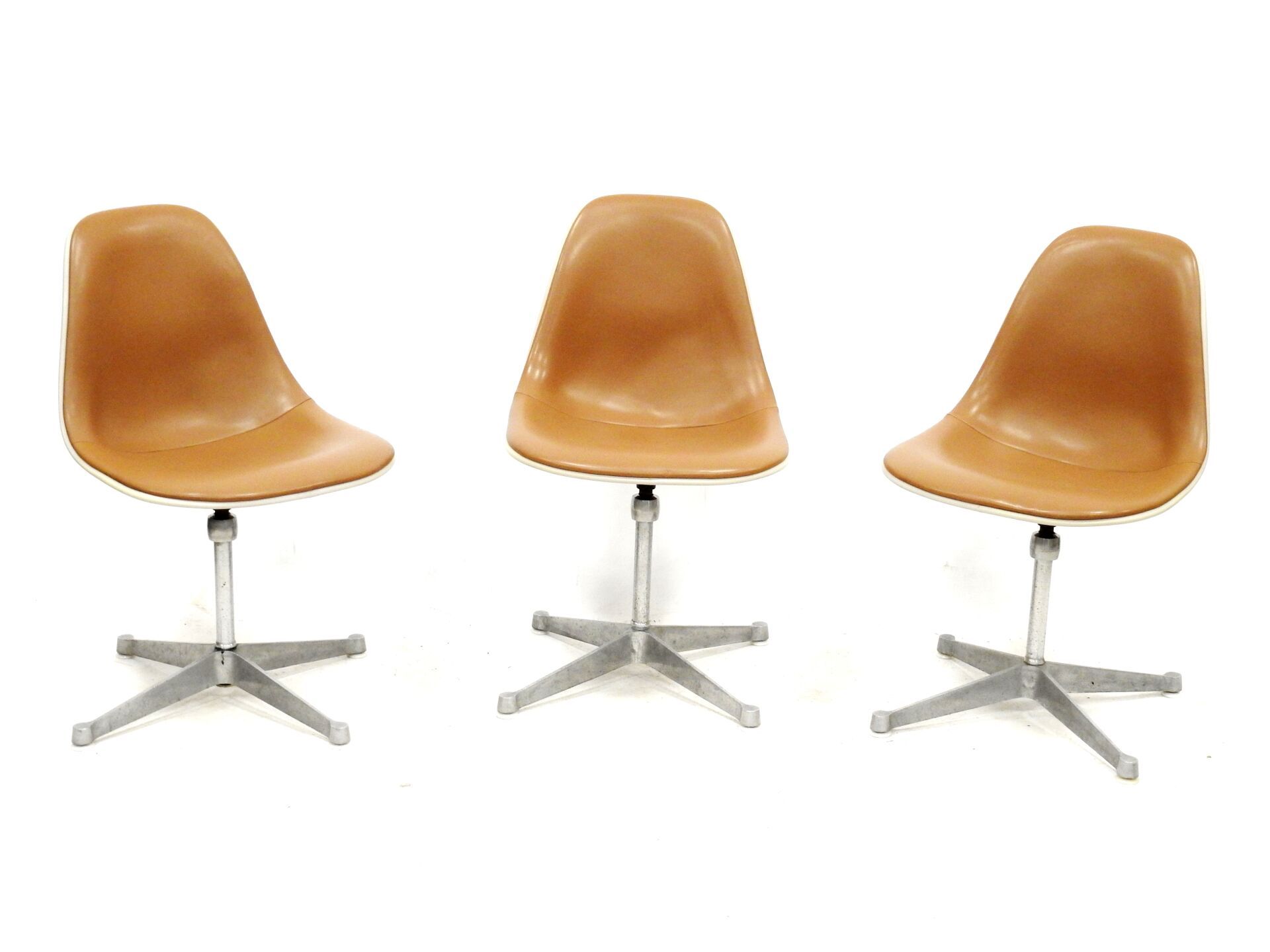 Null Charles (1907-1978) et Ray (1912-1988) EAMES : Trois chaises modèle PSCC of&hellip;