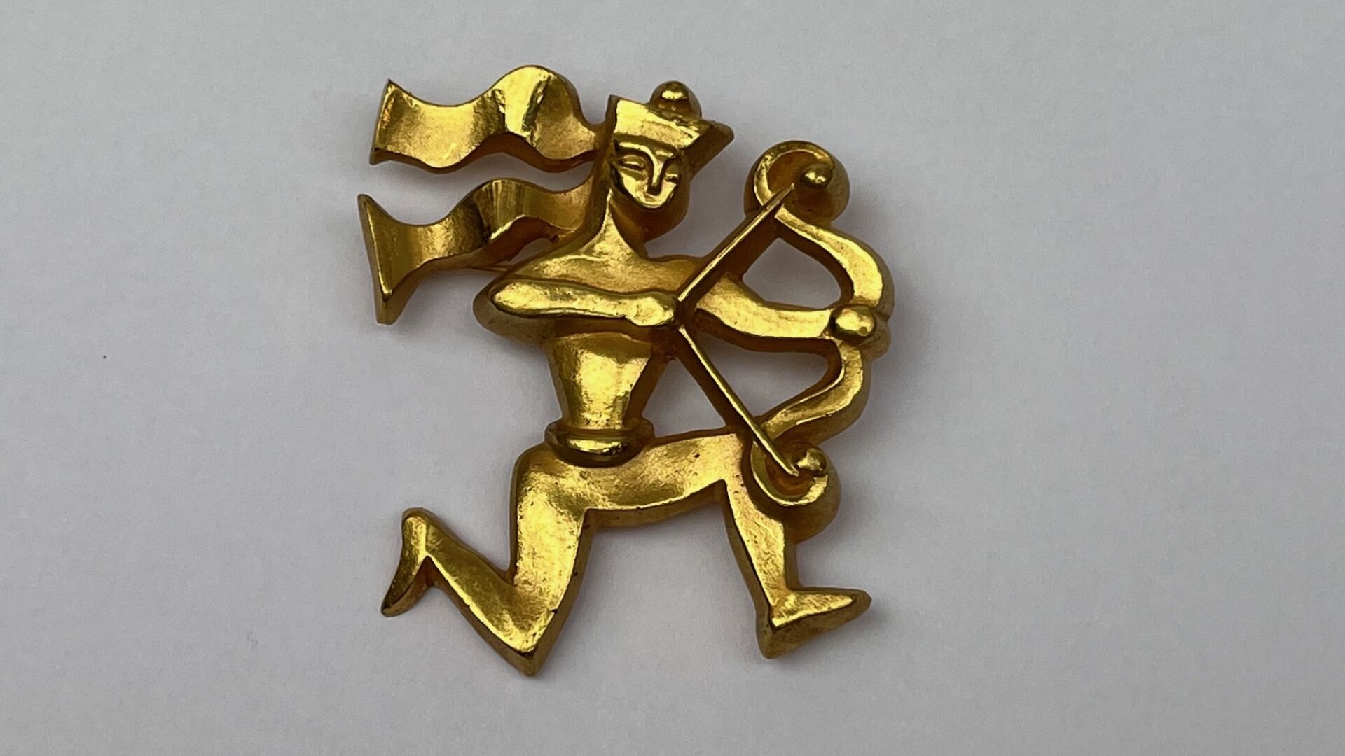 Null Paule INGRAND (1910-1997): Broche en bronze doré représentant un personnage&hellip;