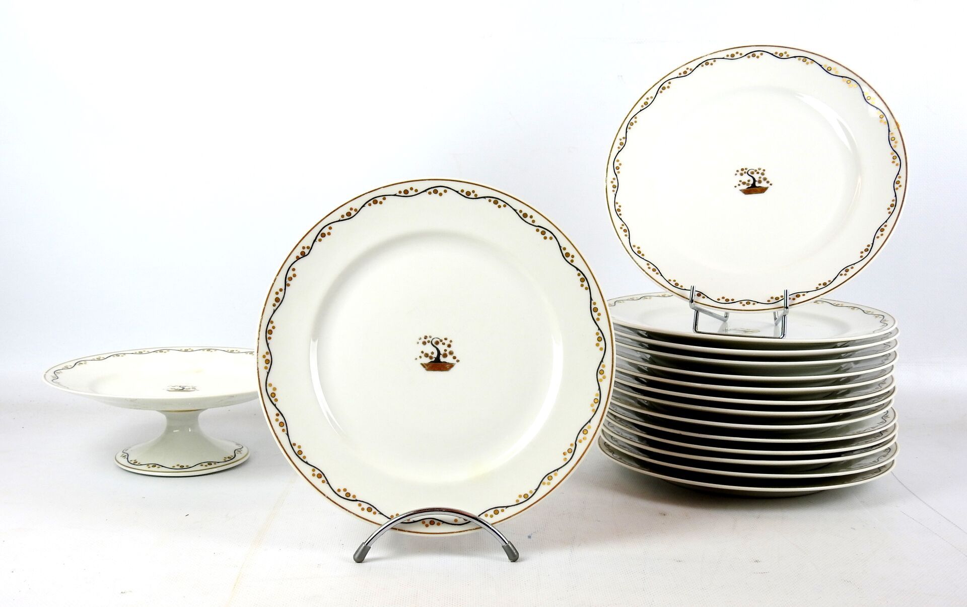 Null Jean LUCE (1895-1964) : 15 assiettes et 1 coupe sur pied en porcelaine de L&hellip;