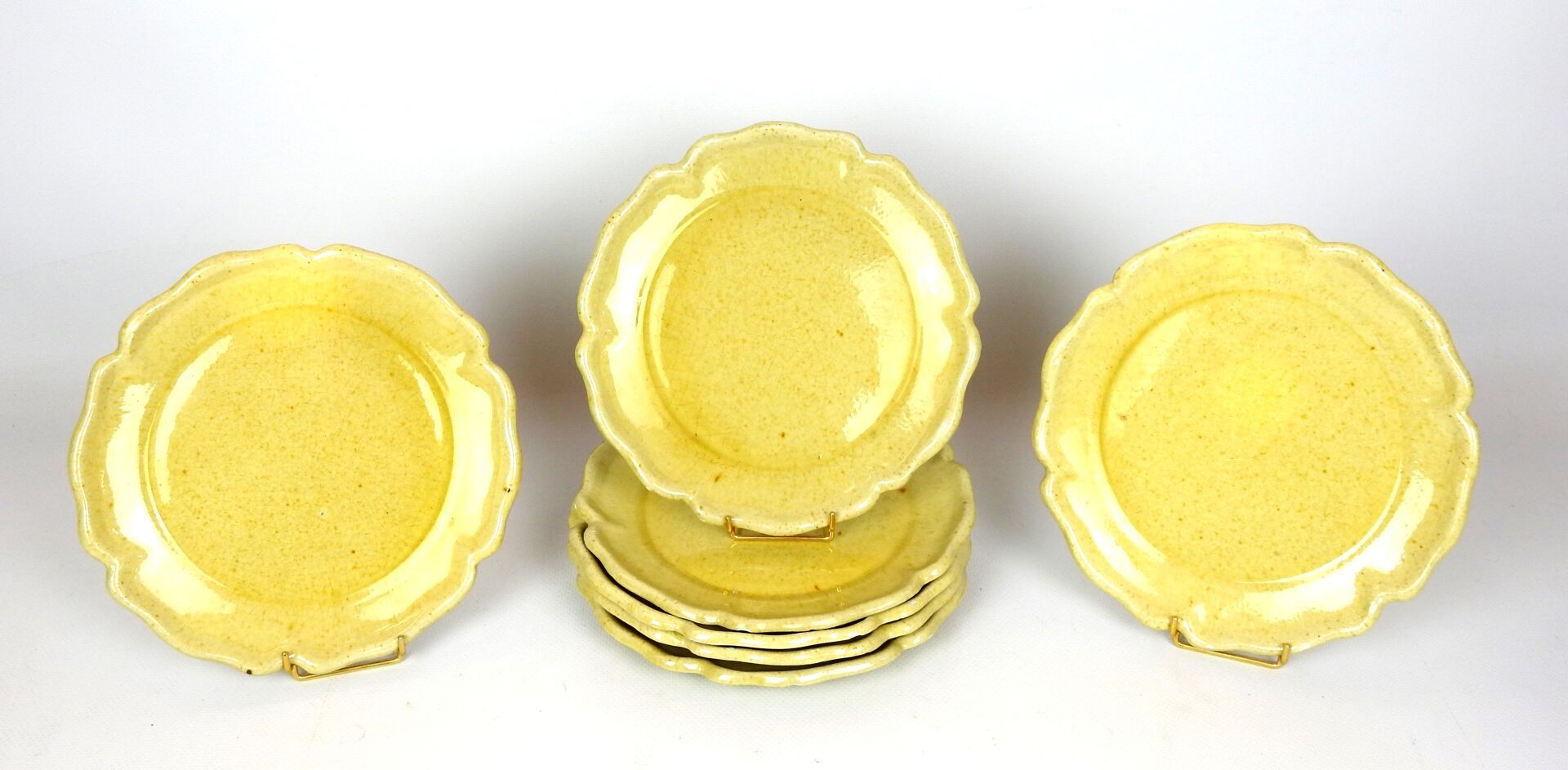 Null MADOURA - Vallauris: Sept assiettes en céramique émaillée jaune à bords cha&hellip;