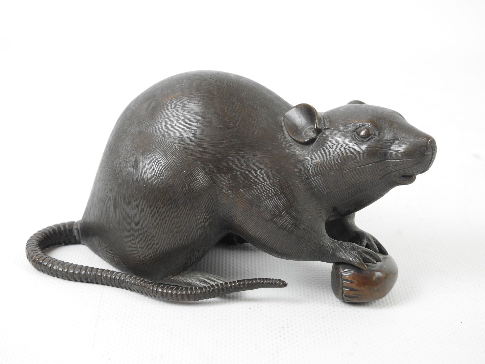 Null 日本 - 明治时期（1868-1912）:老鼠拿着一个榛子，铜制。高：9 - 宽：17厘米。
