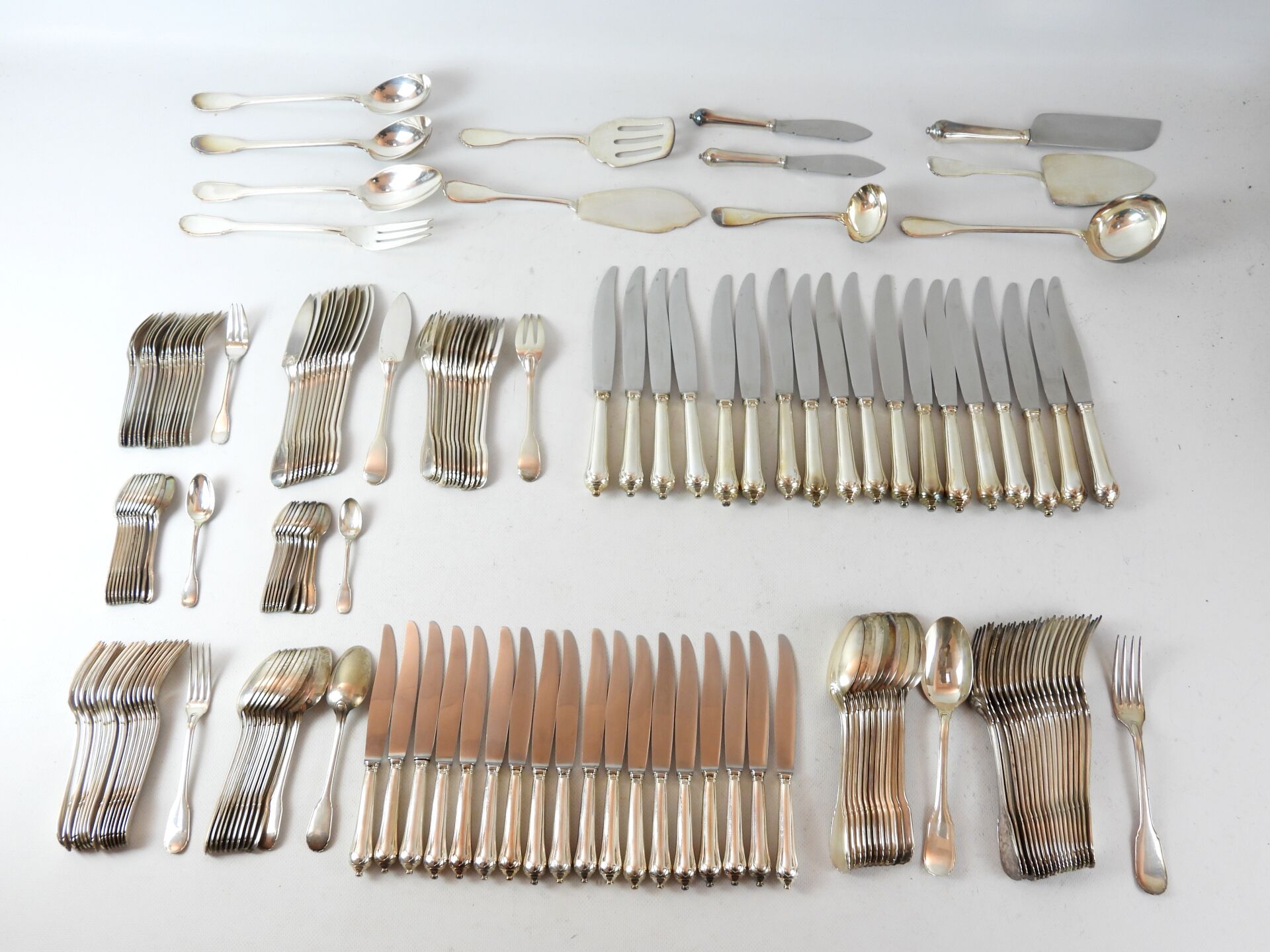 Null PUIFORCAT:Noailles风格的银质餐具套装包括约170件，包括18把银质手柄和不锈钢刀片的大刀，18把大叉子，12把大勺子，18把entr&hellip;