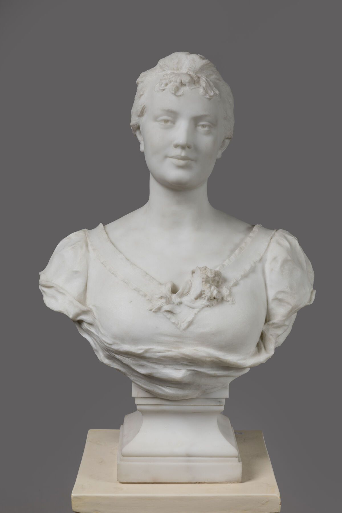 Null Félix CHARPENTIER (1858-1924) : Buste de femme en marbre blanc sur piédouch&hellip;
