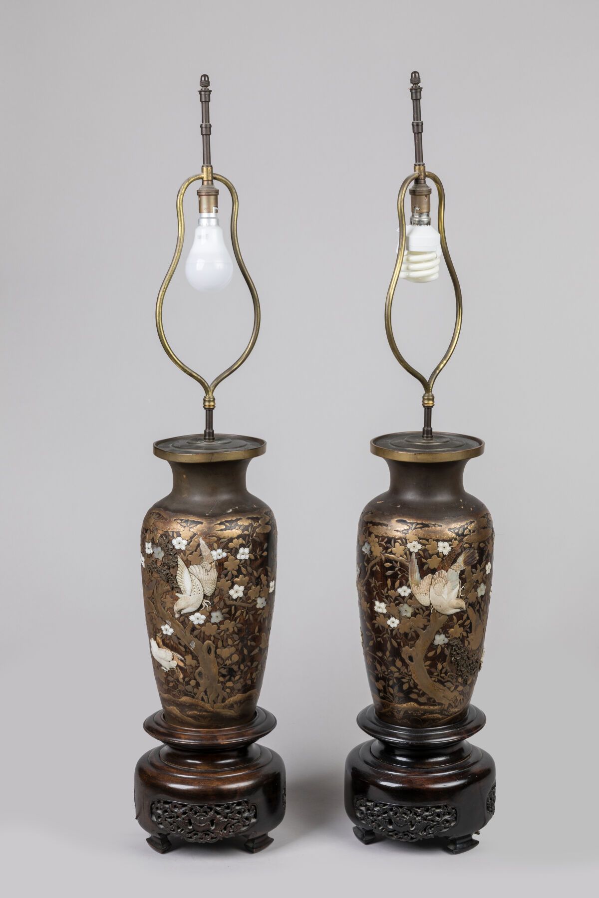 Null 日本：一对金漆木灯，镶嵌着骨和珍珠母。雕刻的木质底座。明治时期。总高度：98厘米。小小的损坏，事故，磨损和撕裂。