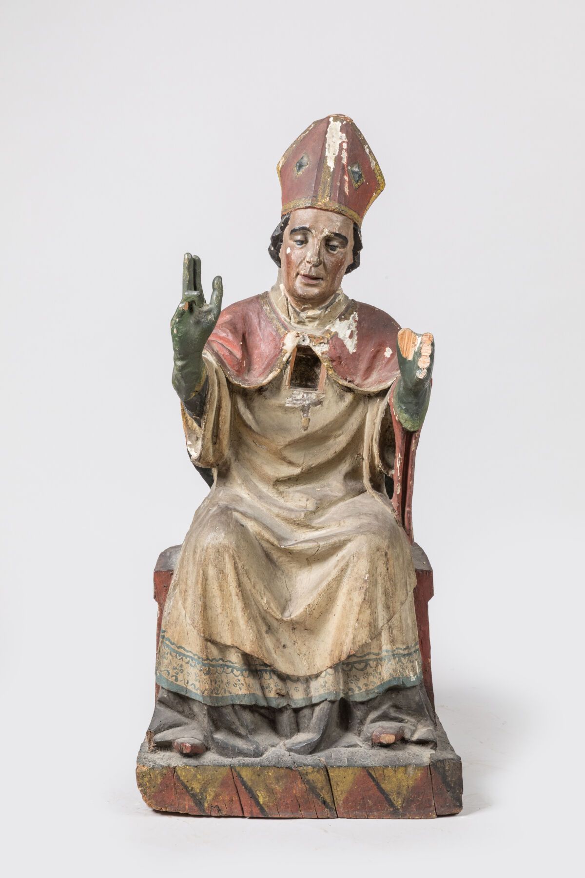 Null 多色雕刻的木制雕像，代表着一位坐着的主教，他举起双手做着祝福的姿势。他的半身像上有一个遗物。衣服的反面是涂层帆布。18世纪。99 x 46 x 30厘&hellip;