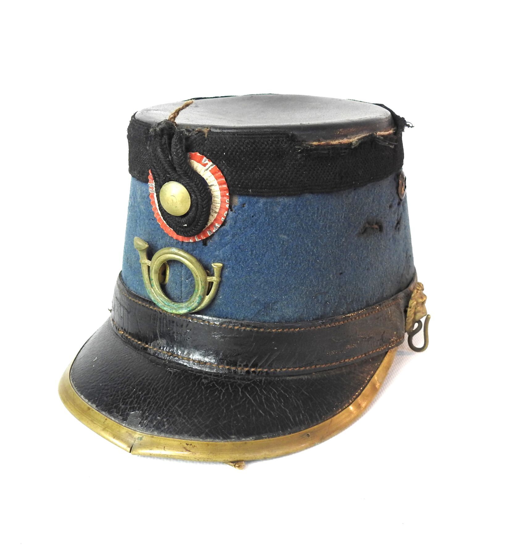 Null 猎兵。猎马人的Shako模型1872，坚固的纸板躯干上覆盖着蓝布，黑色的辫子，金属鸡冠，黄铜猎角，里面的帽子是basane。ABE（辫子的磨损，将完成&hellip;