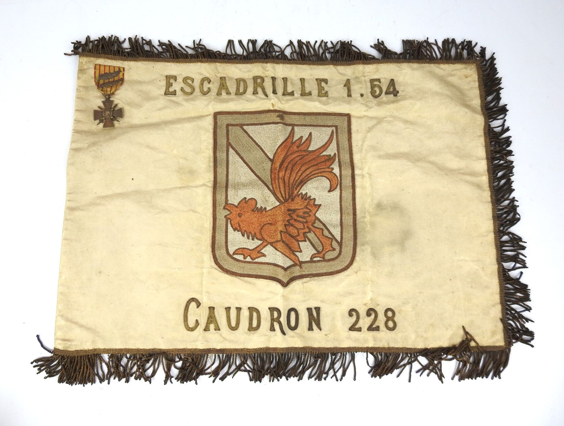Null 旗帜。奶油色缎面旗帜，上面绣有金色的流苏，正面是："Escadrille 1.54, Caudron 228"，中间是公鸡，背面是："凡尔登1916，&hellip;