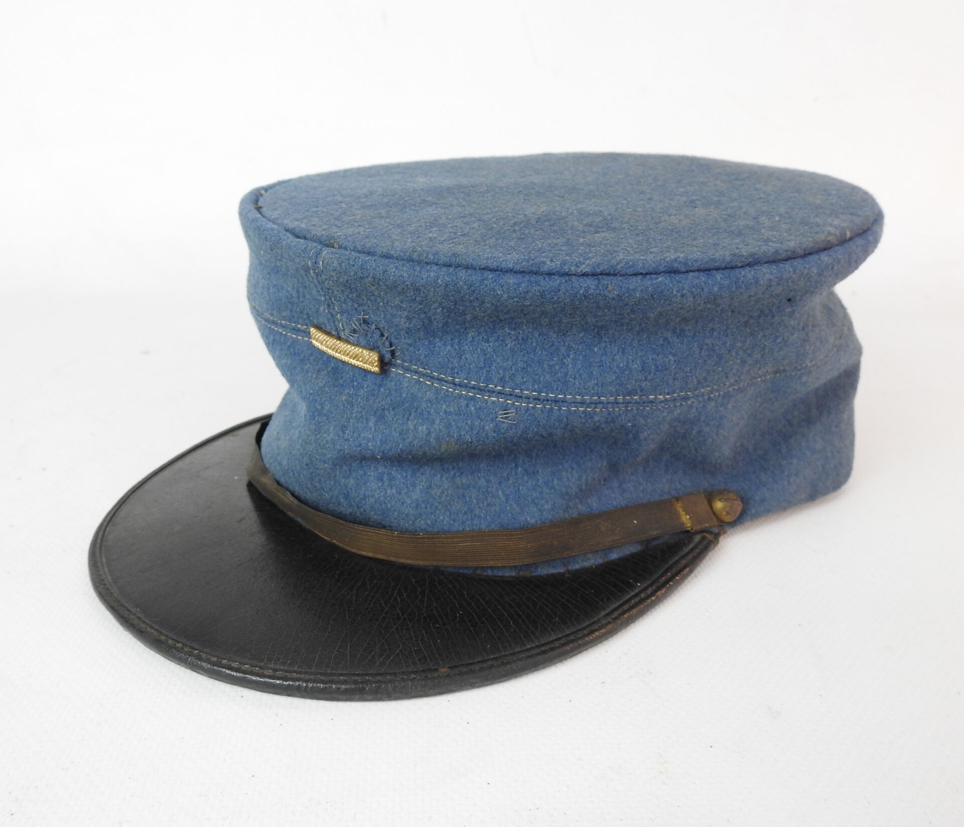 Null 炮兵部队。军官帽，上等地平线蓝布，金色假下巴，有武器印记的纽扣，蓝色缎面内帽，棕色皮头带。是