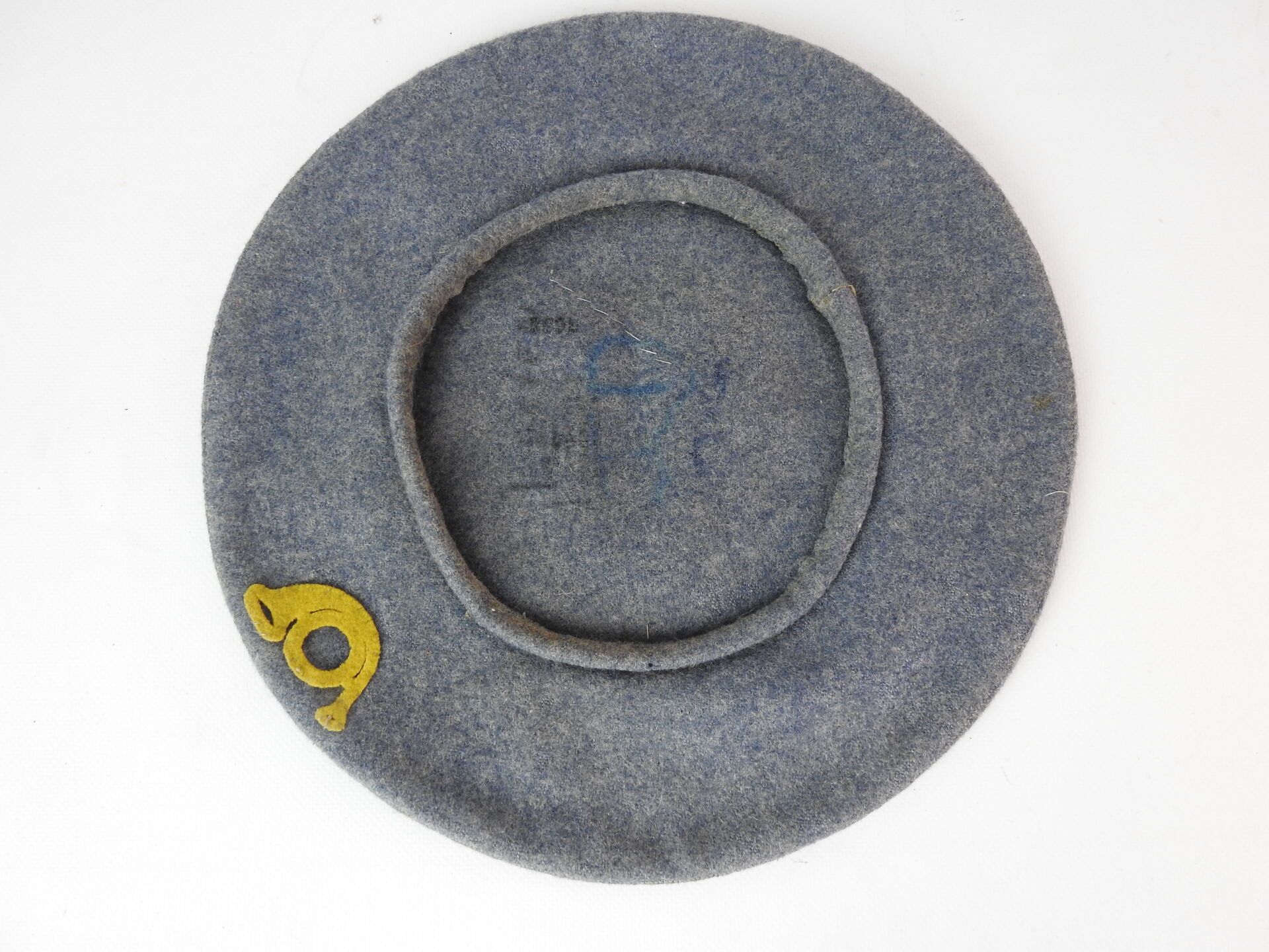 Null 狩猎者。罕见的地平线蓝布贝雷帽，由3个部分缝制而成，装饰有水仙花狩猎角的镂空布。直径：33厘米。是