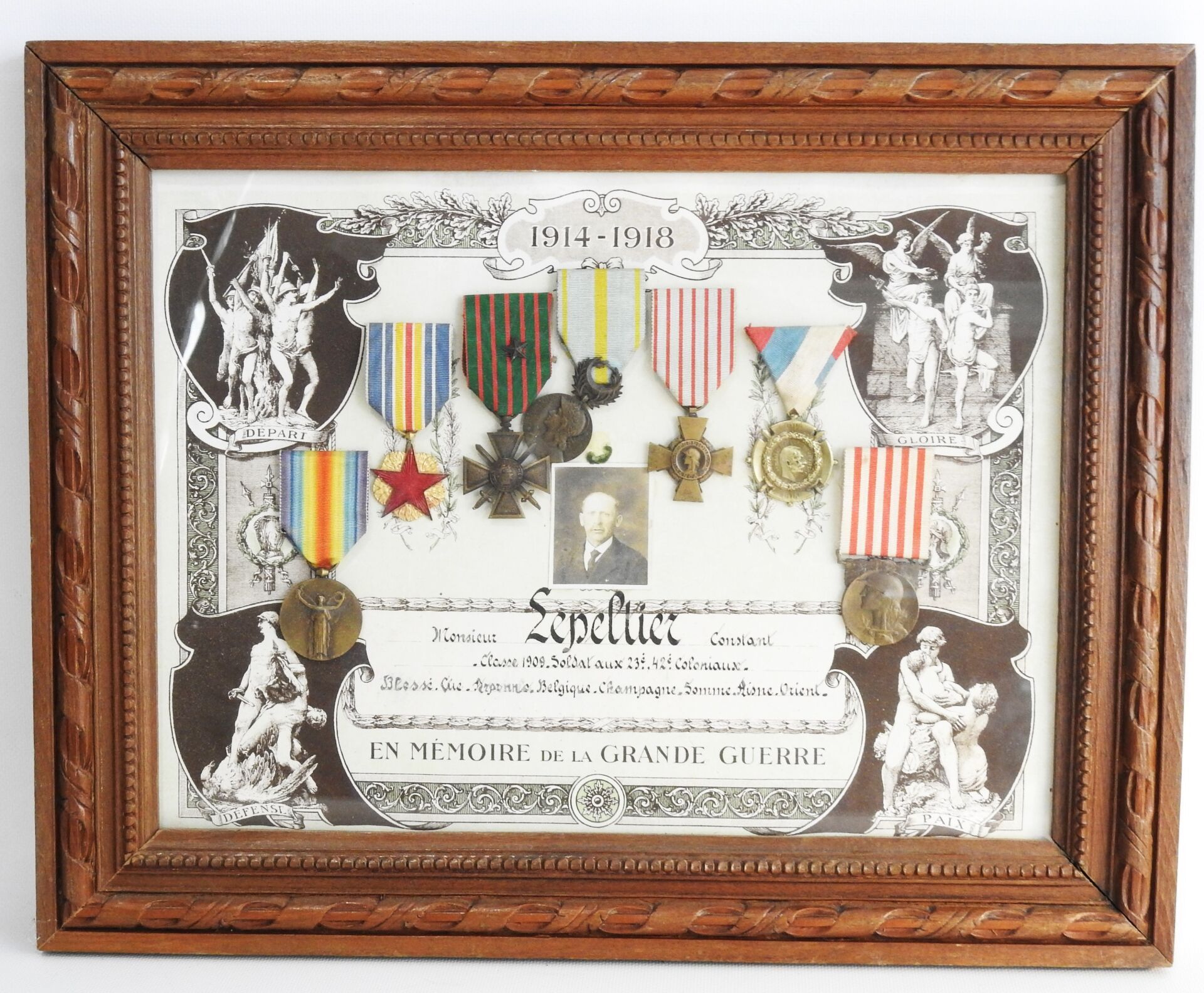 Null 奖章。装有第23和第42RIC的康斯坦丁-勒佩尔的勋章的镜框，有联队、战争十字勋章、14-18纪念勋章、战斗员十字勋章、塞尔维亚纪念勋章、伤员勋章、东&hellip;