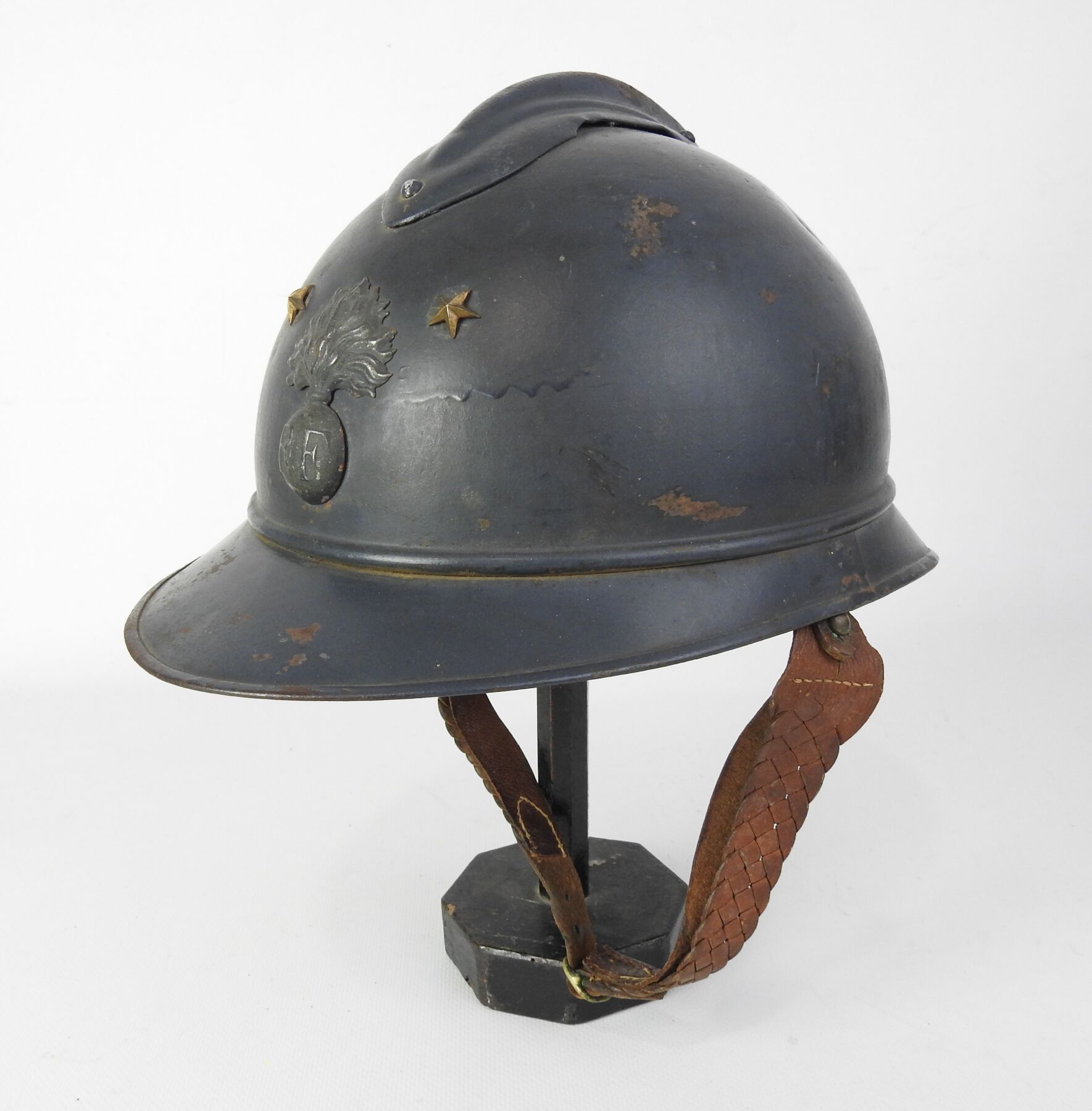 Null 一般官员。阿德里安头盔1915型，钢制，涂有蓝色地平线哑光，正面的手榴弹被两颗小银星框住，用折叠的标签固定，黄褐色皮革的第2型内帽，两颗狼牙断开，一对&hellip;