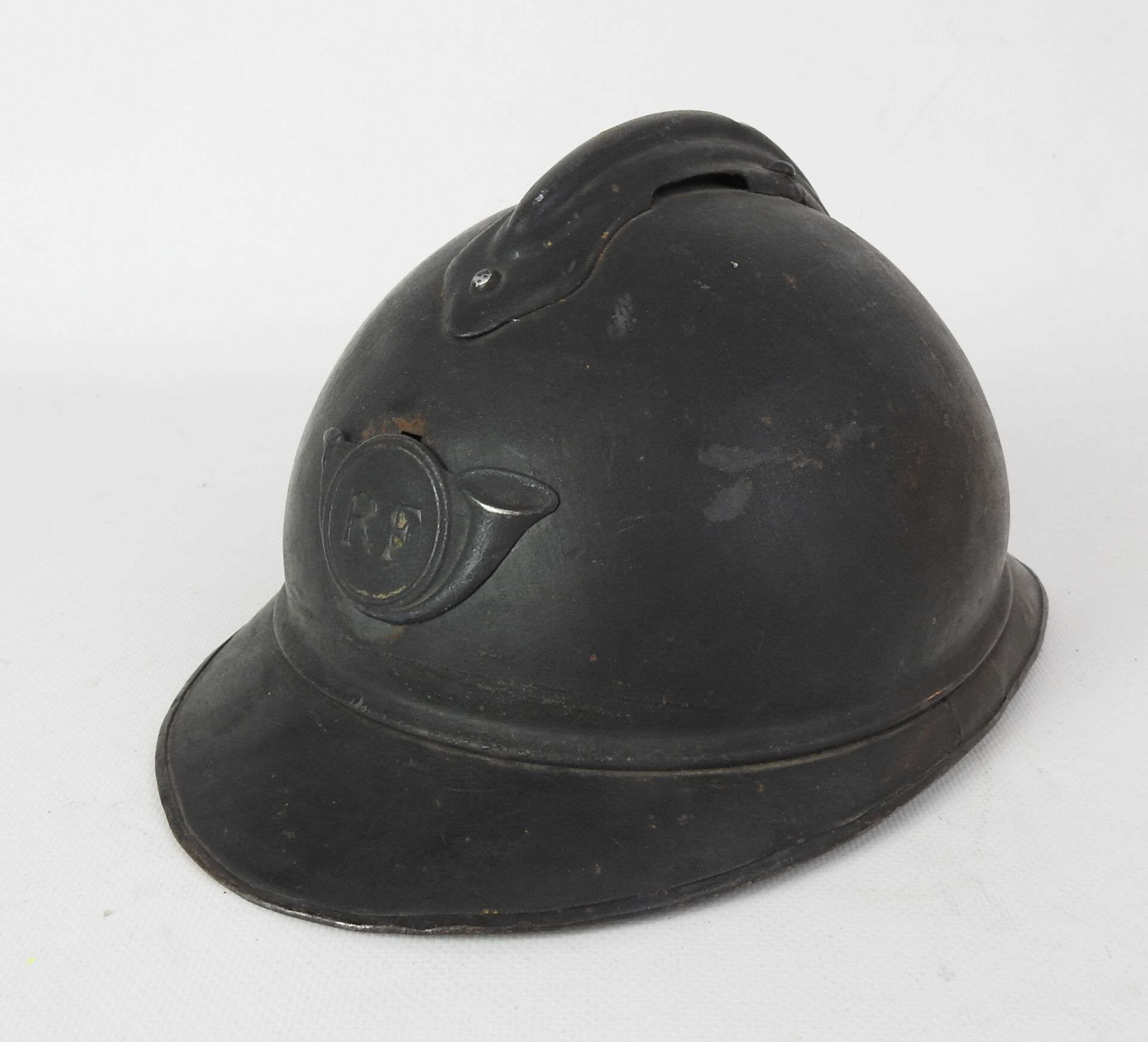 Null 狩猎者。1915年款的阿德里安钢盔，涂有角质刷的蓝色，武器前部的徽章，第一种类型的黑色皮革内帽，原始的铆接式下巴带。之前佩戴的手榴弹徽章痕迹。 TBE