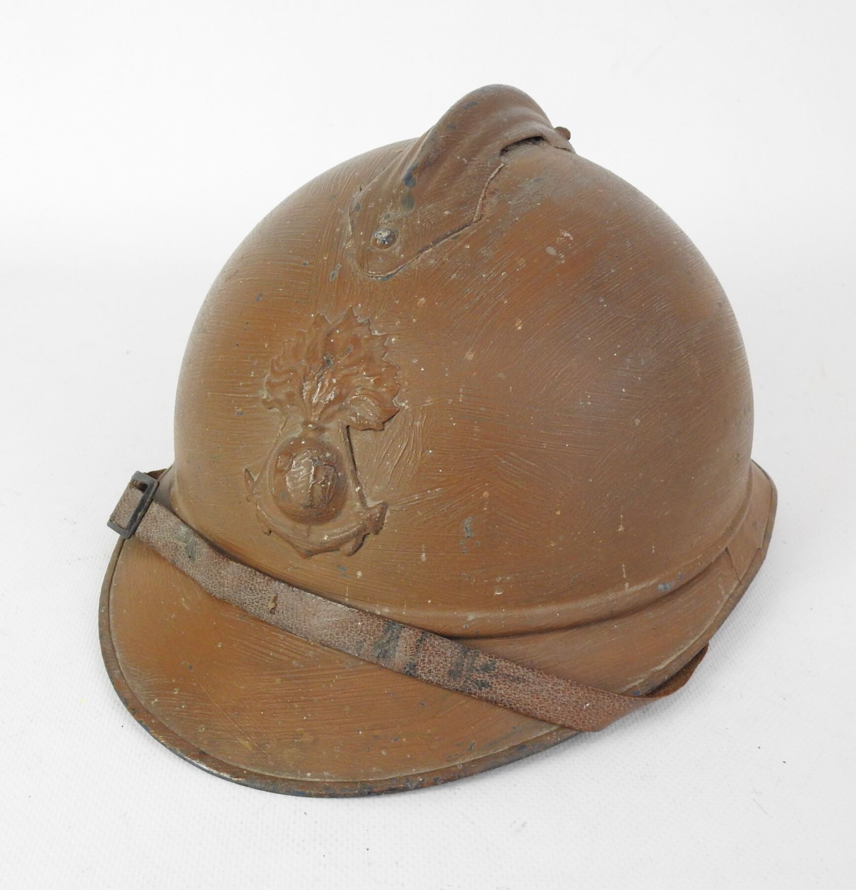 Null 海军步兵。阿德里安头盔，1915年款，钢制，涂有蓝色地平线，用刷子覆盖在卡其色上，正面有有线锚的徽章，第二种类型的黄褐色皮革内帽，有原产地的花边，4个&hellip;