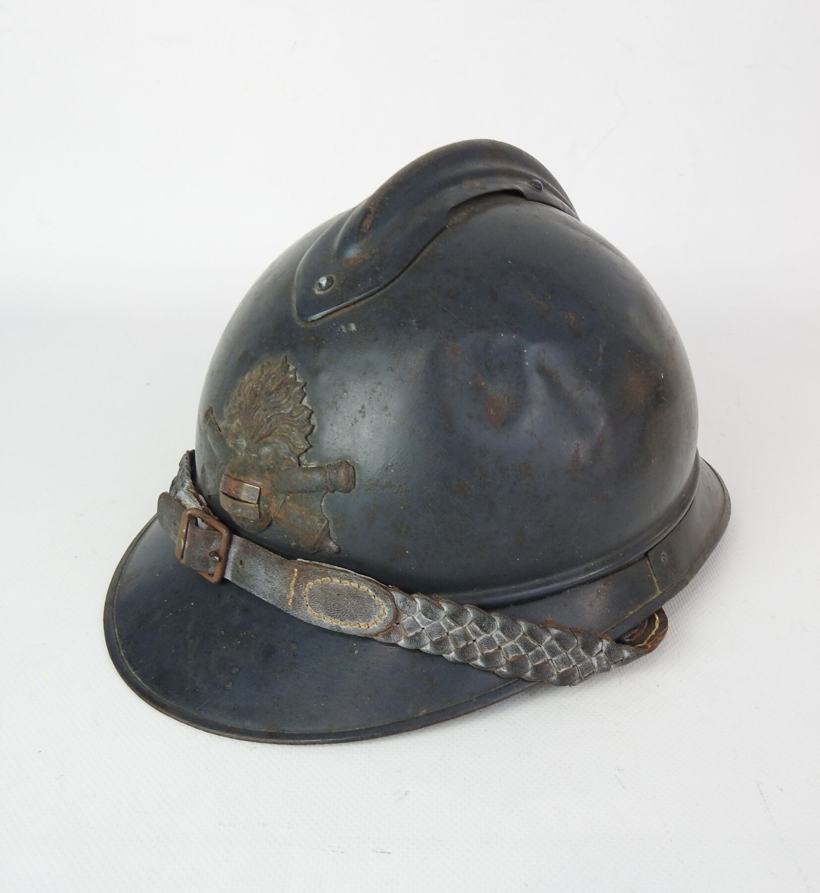 Null 炮兵。阿德里安头盔，1915型，钢制，出厂时涂有清晰的地平线蓝色，正面有武器标志，上面焊有2根中尉的铁条，第一种类型的内帽为黑色皮革，4个铝制调整片，&hellip;