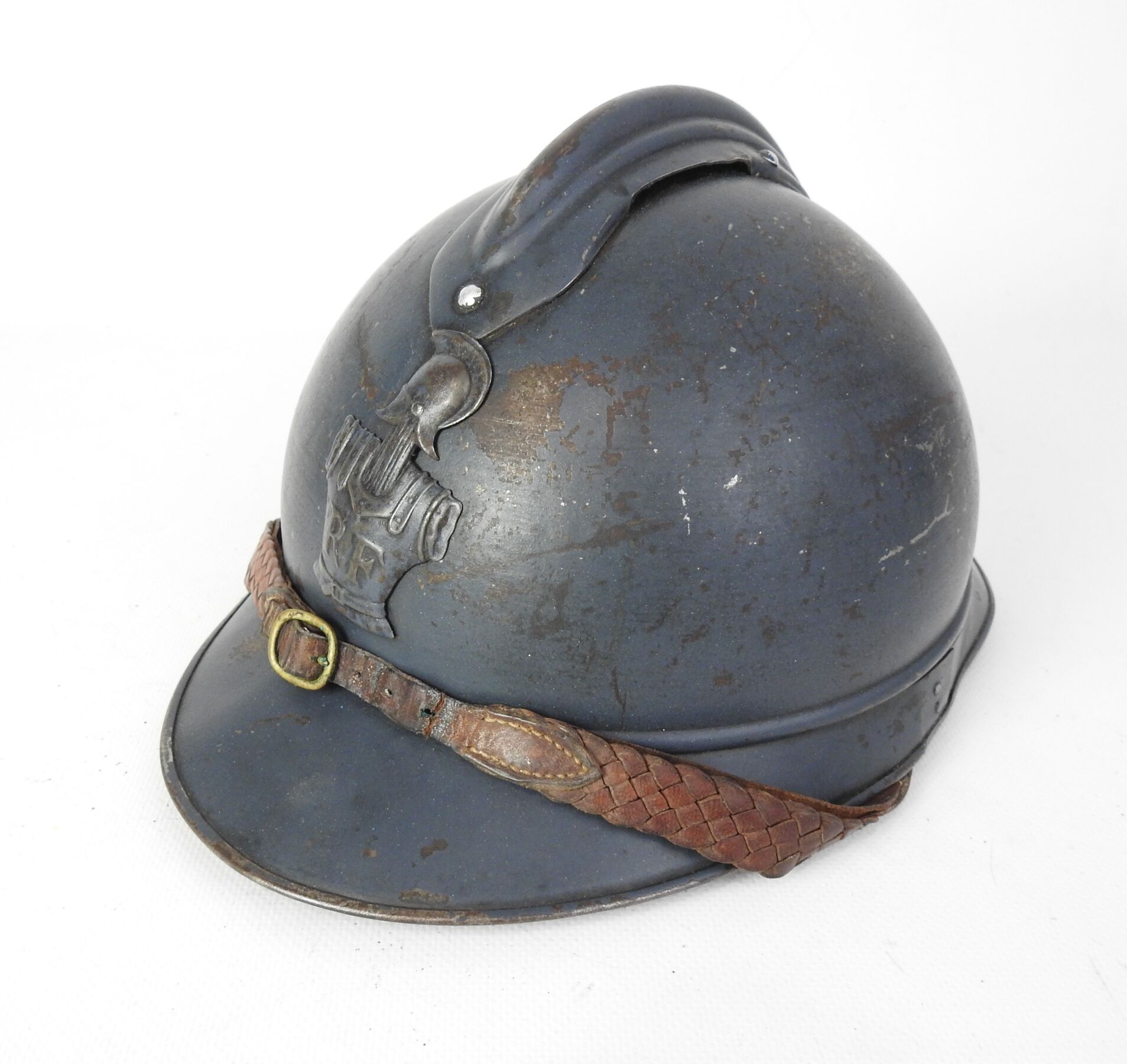 Null A. B. GENIE先生的收藏品。阿德里安头盔，1915年的钢制头盔，涂有工厂的蓝色地平线，武器的正面徽章，黄褐色皮革的第二类内饰帽，军官的编织皮革&hellip;