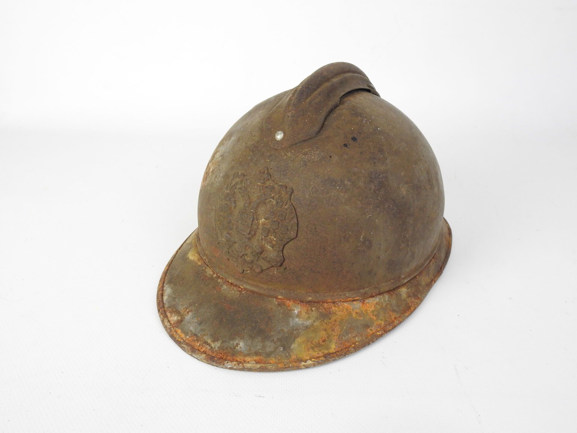 Null 帝国的俄罗斯。阿德里安头盔，1915年的钢制头盔，正面装饰有双头鹰，整体氧化程度较强，有均匀的铜锈，无帽，有铆钉的下巴。EM
