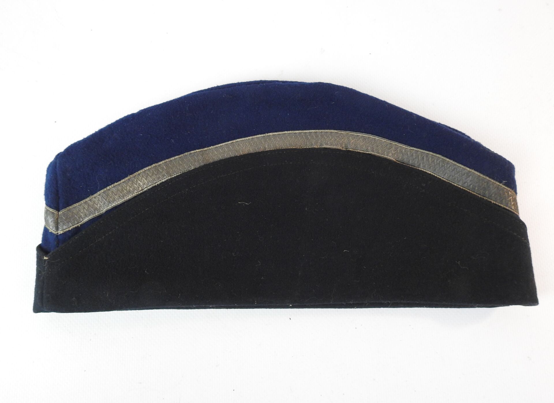 Null GENDARMERIE.1899年的军士帽，蓝色布质，黑色翻盖，银色lézarde辫子，亚麻布头带。是