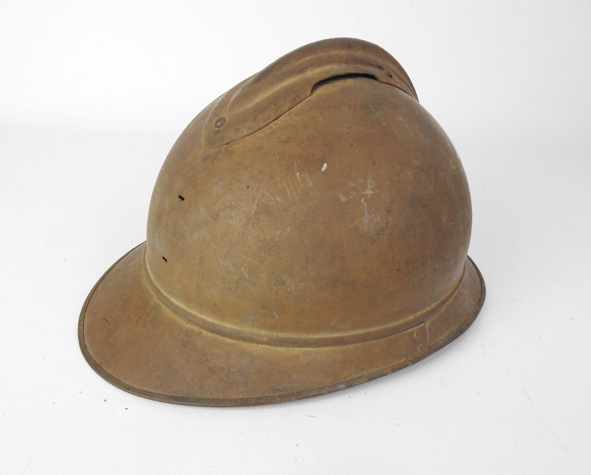 Null ARMEE d'AFRIQUE.1915年款阿德里安头盔，钢厂漆成浅卡其色，没有徽章，第二种类型的内帽，下巴带丢失，炸弹没有凹陷或变形，殖民地公司的墨&hellip;