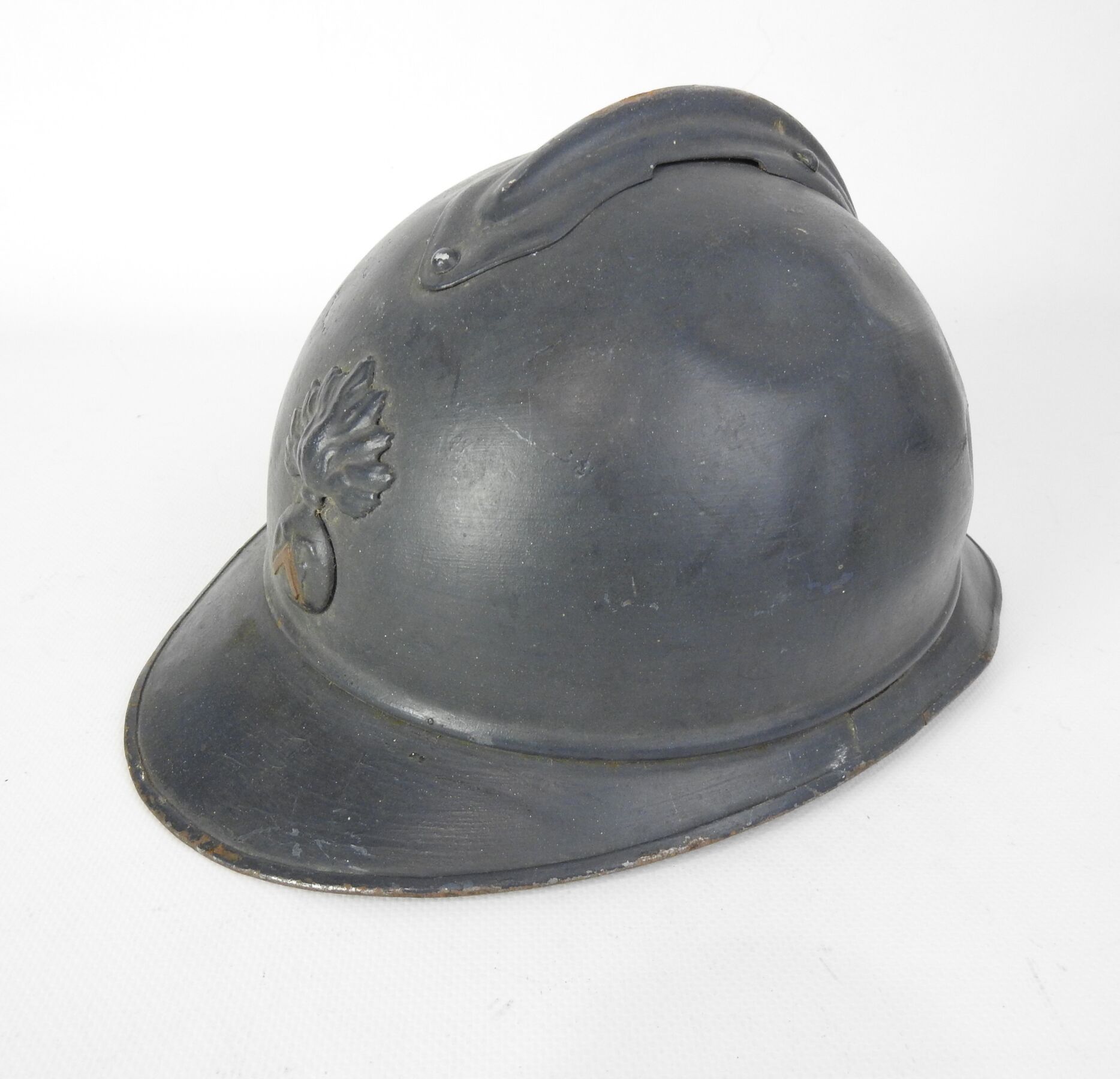 Null 步兵。1915年款阿德里安钢盔，出厂时涂有蓝色地平线哑光，正面有武器标志，上面焊接有中士的铜质徽章，内部有黑色皮革的第一种帽子，有2个铝制的调节器，颈&hellip;