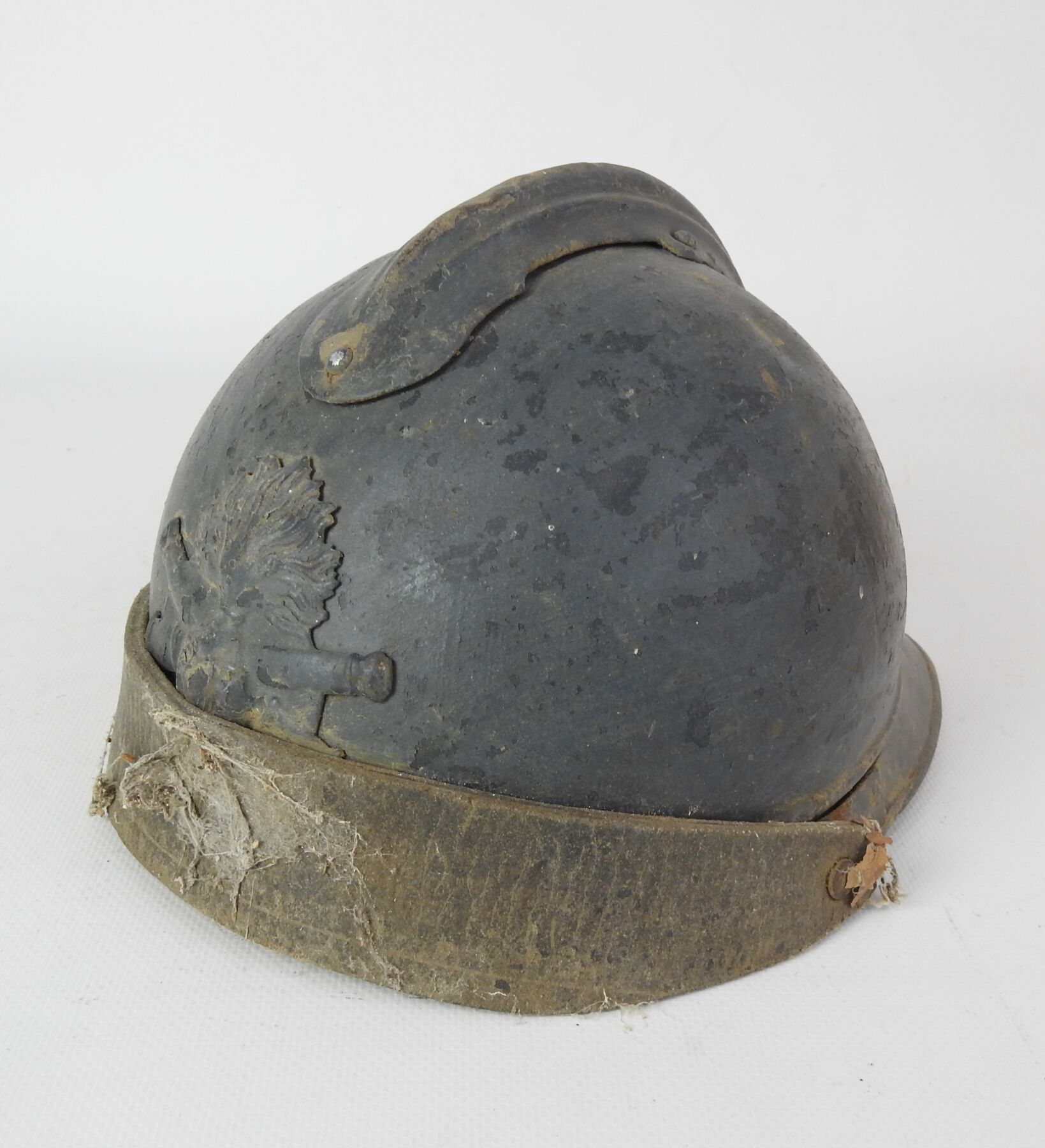 Null 特种炮兵（作战坦克）。阿德里安头盔1915年的型号，钢制，涂有蓝色的地平线，然后用刷子重新涂上哑光，正面有炮兵的徽章，遮阳板被拆掉了，取而代之的是在两&hellip;