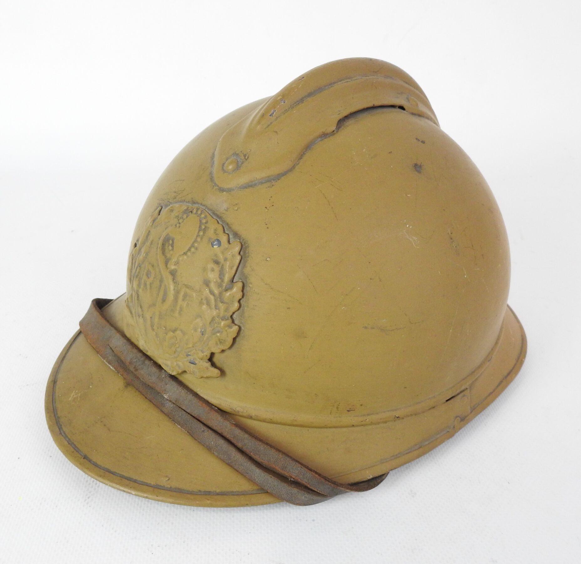 Null 卫生服务。阿德里安头盔1915型，钢制，涂有蓝色的地平线，用刷子覆盖着浅卡其色，正面有武器的标志，内部有黑色皮革的第一种帽子，有4个铝制的调节器，特别&hellip;