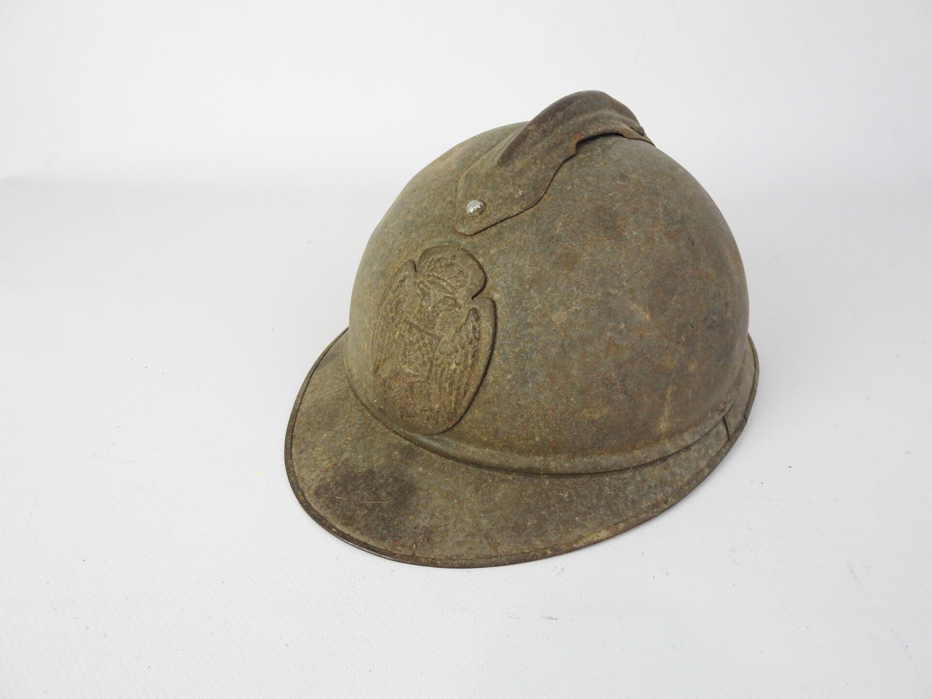 Null SERBIA.阿德里安头盔1915型，钢制，涂有绿色的徽章，正面装饰有塞尔维亚国徽的炸弹，没有帽子，但有拐杖夹，铆接的下巴。ABE（表面氧化）。
