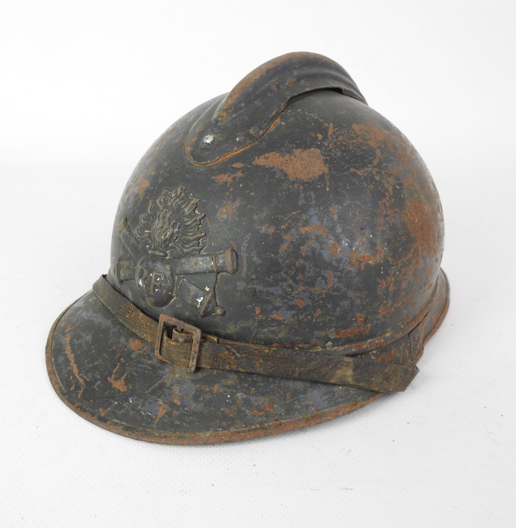 Null 炮兵。阿德里安头盔，1915年的钢制头盔，涂有蓝色地平线，用刷子重新刷成深色哑光，正面有武器的徽章，内部有黑色皮革的第一种帽子，原产地的下巴带在当时用&hellip;