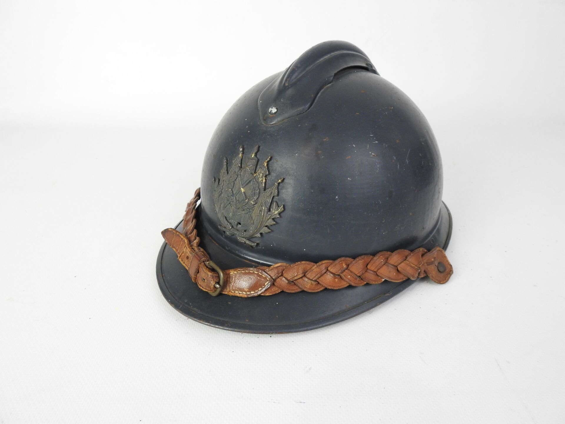Null 意图。阿德里安头盔，1915年款，钢制，涂有蓝色地平线，正面的徽章是一个铜制的大礼服徽章，涂有蓝色地平线，用螺丝固定，内部是黄褐色皮革的第一种帽子，下&hellip;
