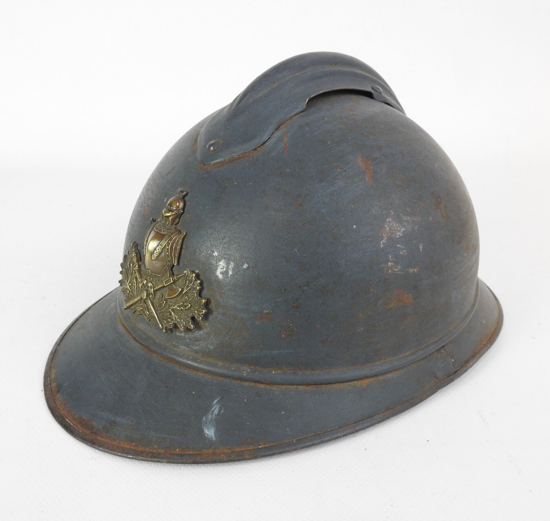 Null GENIE。1915年款阿德里安头盔，钢制，涂有浅色的地平线蓝色，黄铜材质的大装备模型的武器前部徽章，黑色和棕褐色皮革的第二种类型的内部帽子，4个铝制&hellip;