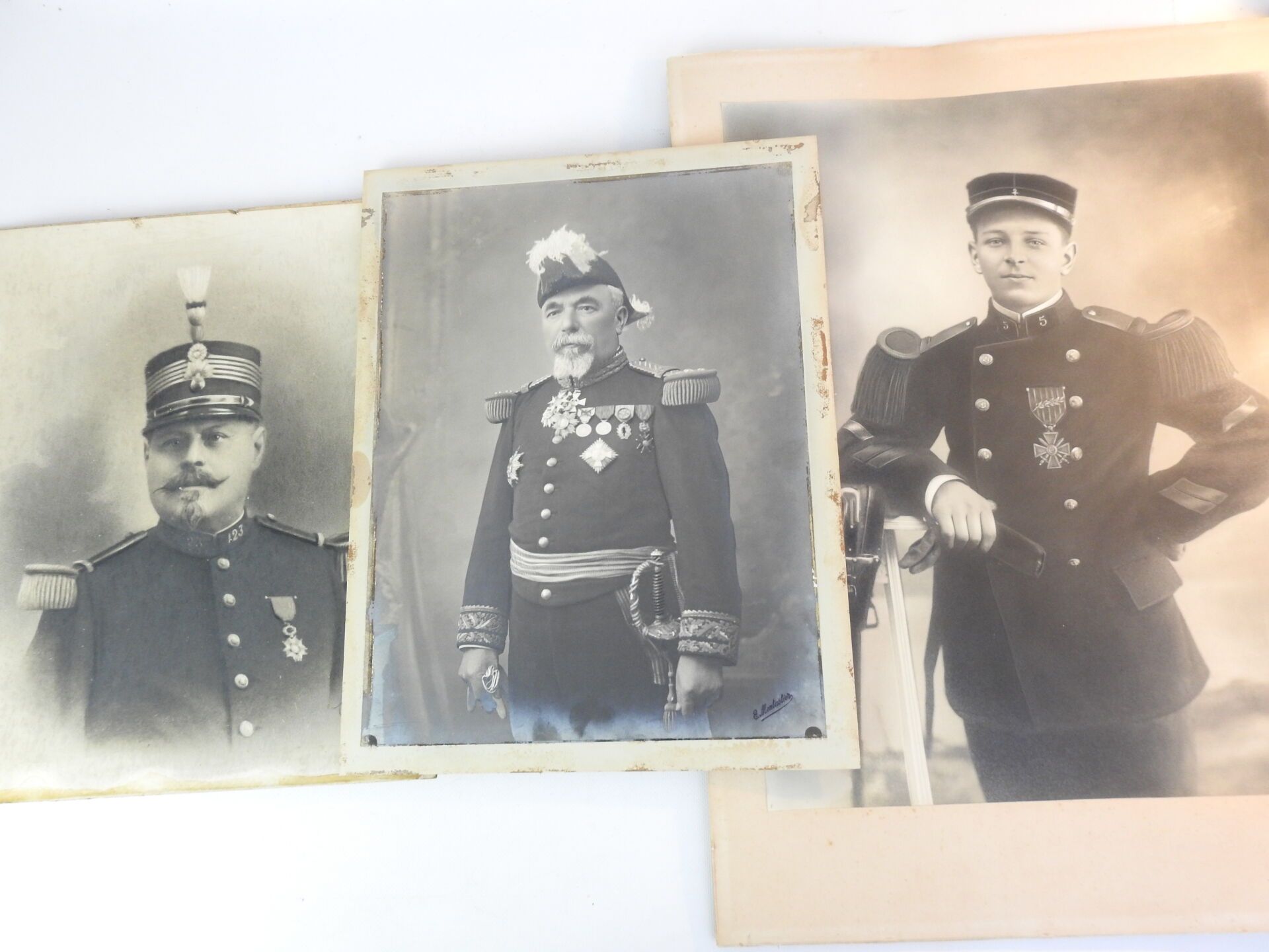 Null 照片。3张大照片，各种肖像，身着盛装的师长，身着盛装的123 RI上校，1916年被授予战争十字勋章的第5 RIC下士。ABE