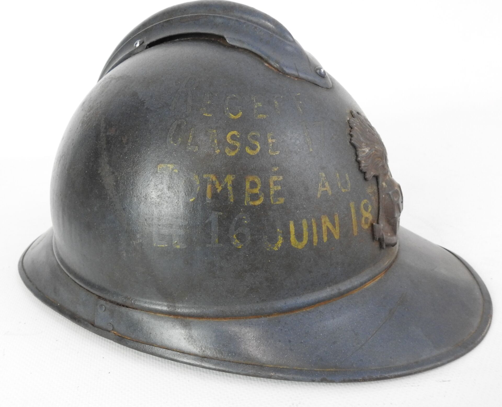 Null 殖民时代的步兵。移动的阿德里安头盔1915型，钢制，涂有明亮的地平线蓝色，正面有武器的徽章，没有帽子，残留有原来的下巴。炸弹上用黄字装饰着以下文字："&hellip;
