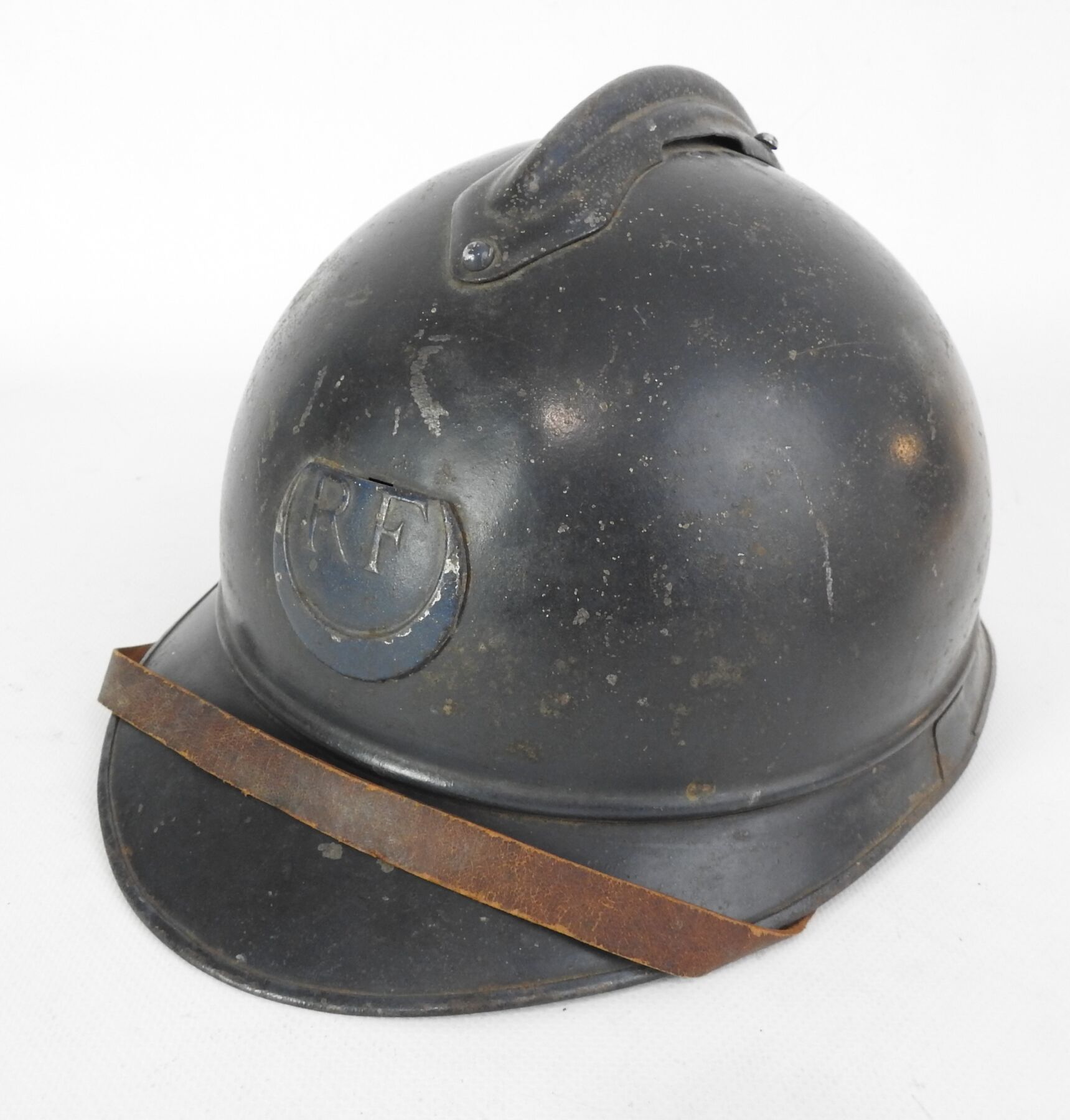 Null ZOUAVES。阿德里安1915年款钢盔，工厂漆成深色的地平线蓝色，武器的正面徽章是浅色的，第一种黑色皮革内帽，4个铝制调整片，原始铆接的下巴。BE &hellip;